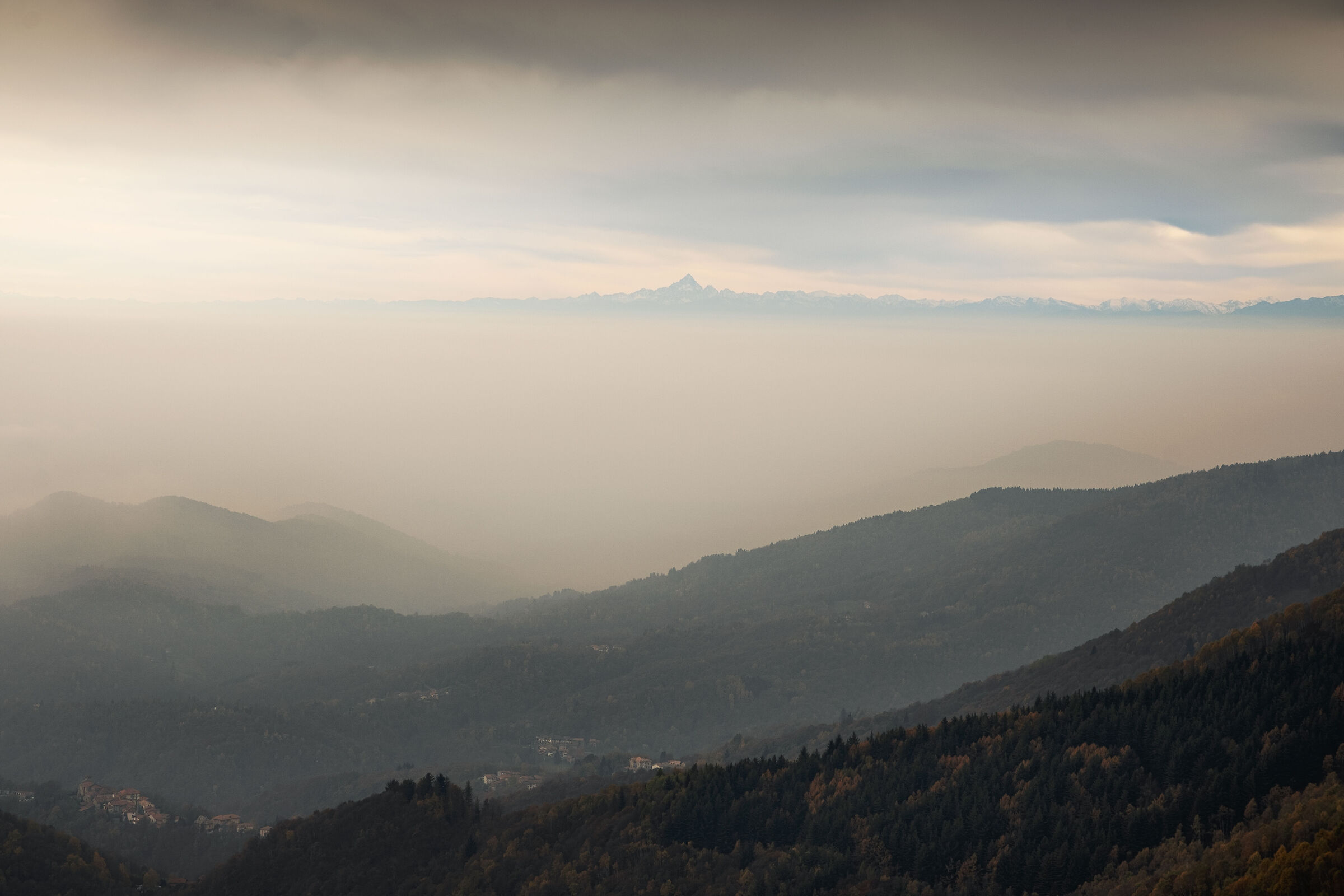 Panorama da Bocchetto Sessera, in fondo il Monviso