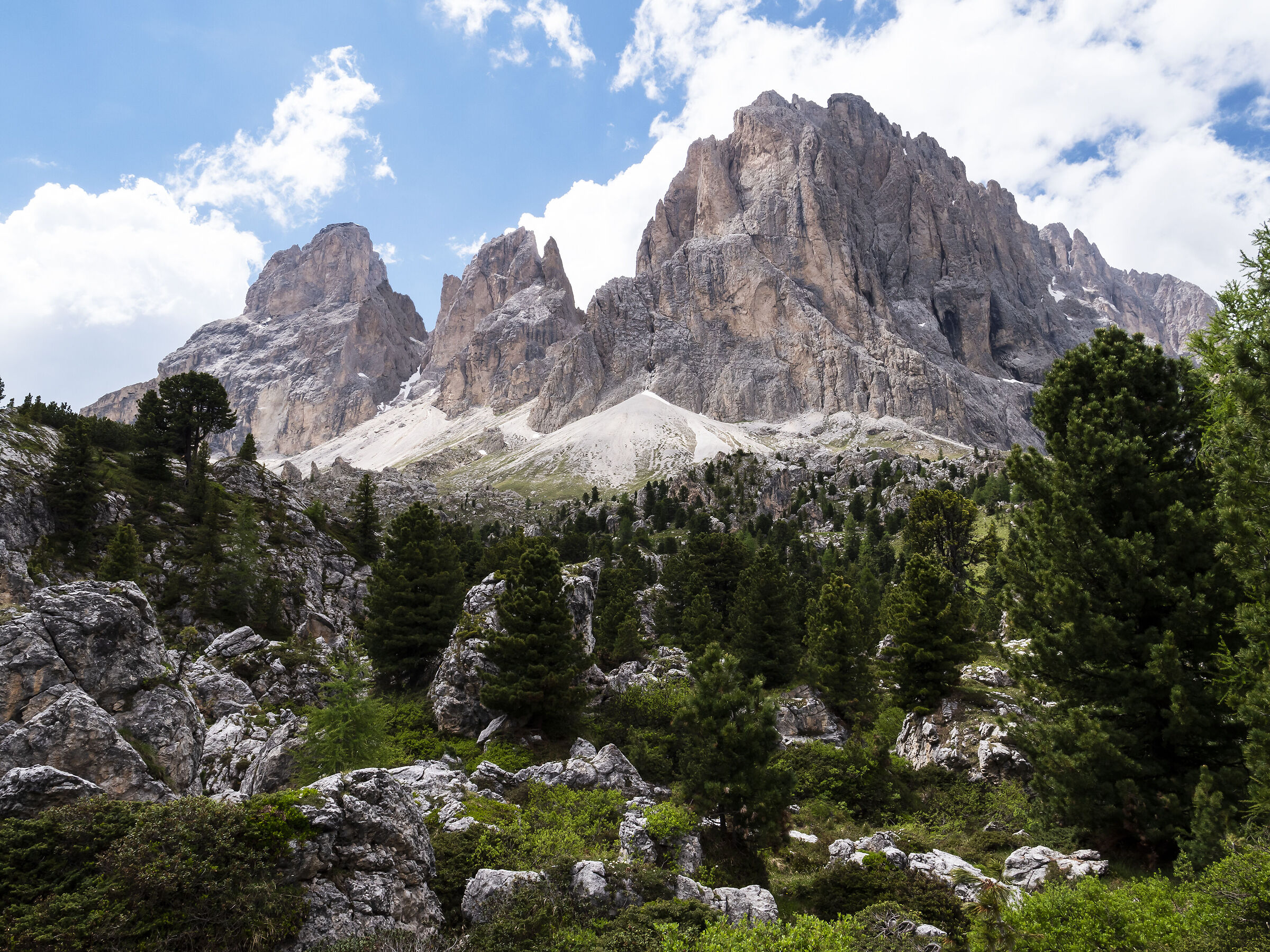 Between lights and shadows: the Sassolungo and the City of S...