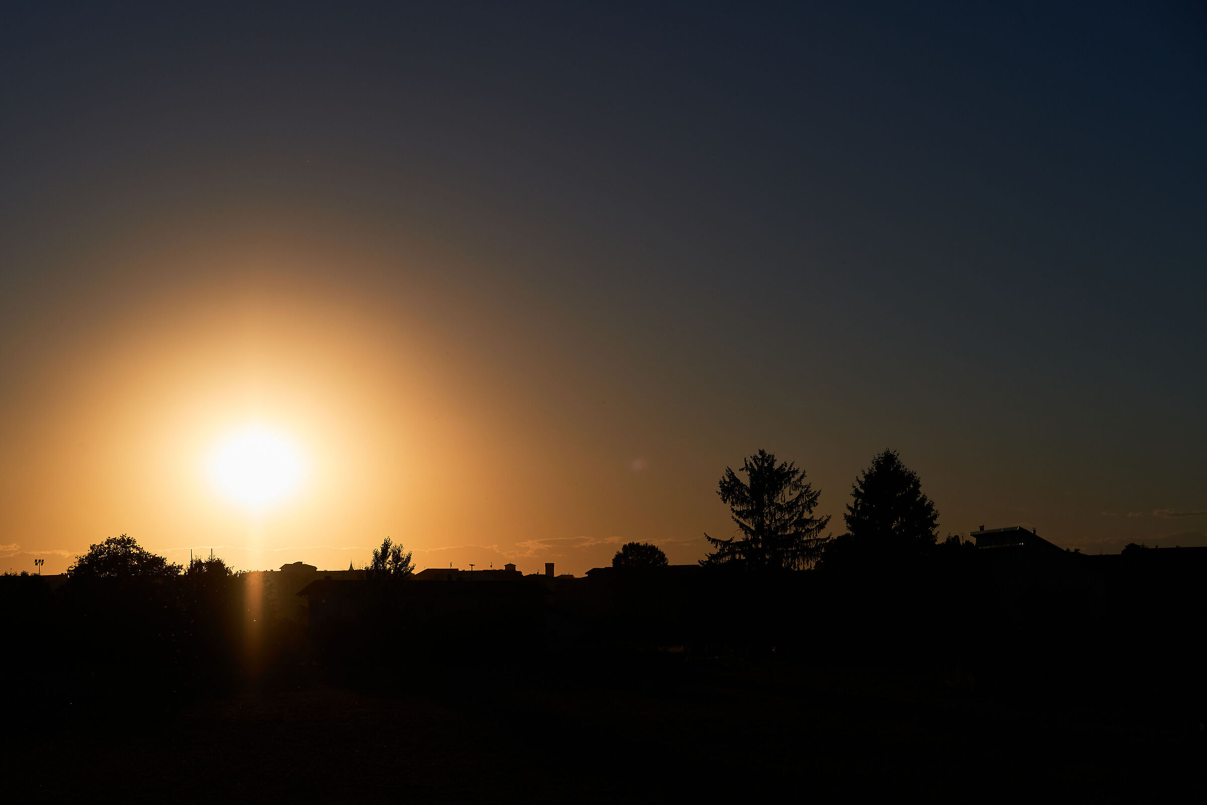 Seduto a guardare, mentre il sole va giù