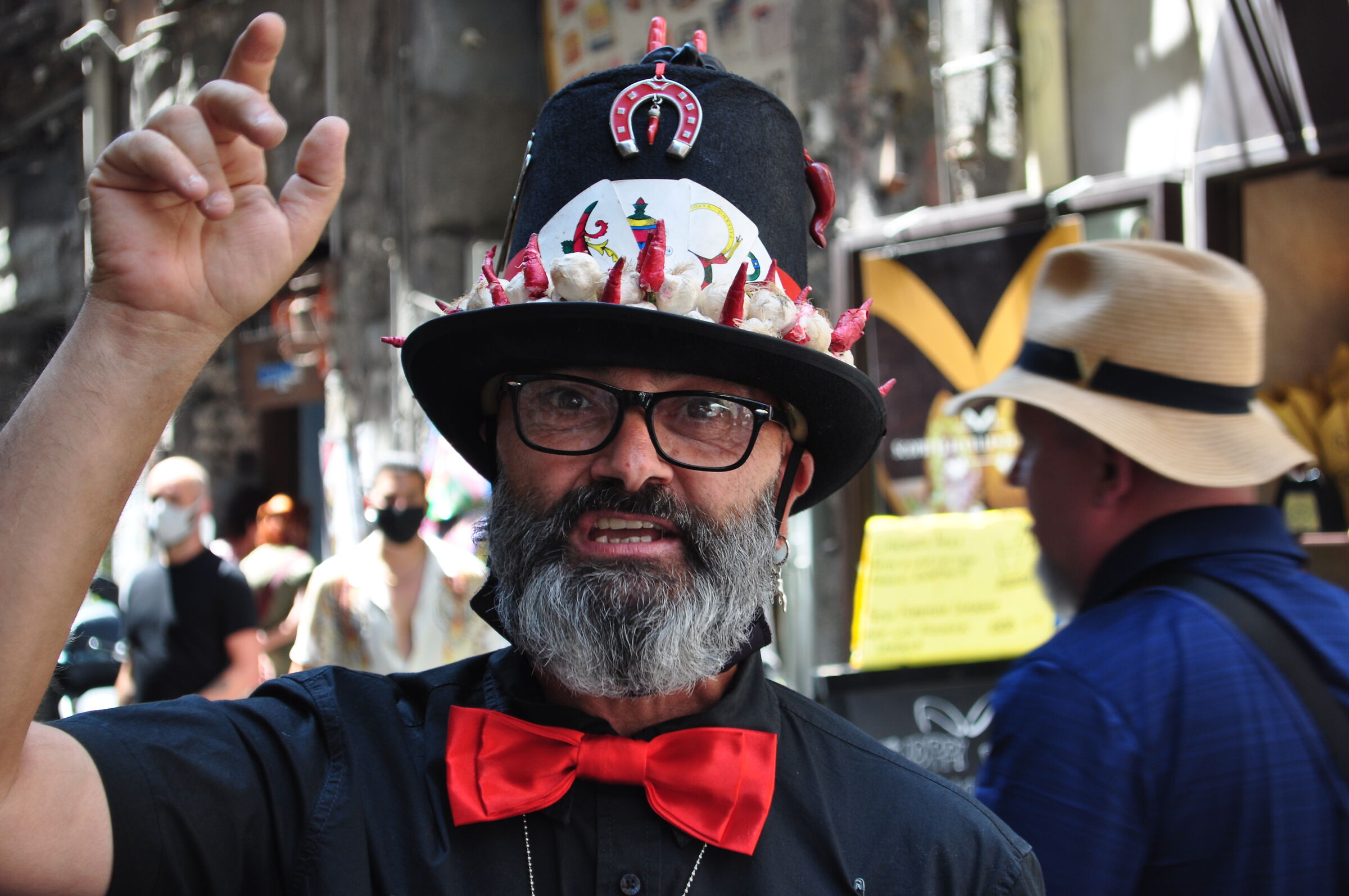 Naples - Via dei Tribunali - "Sciò, sciò, ciuc...