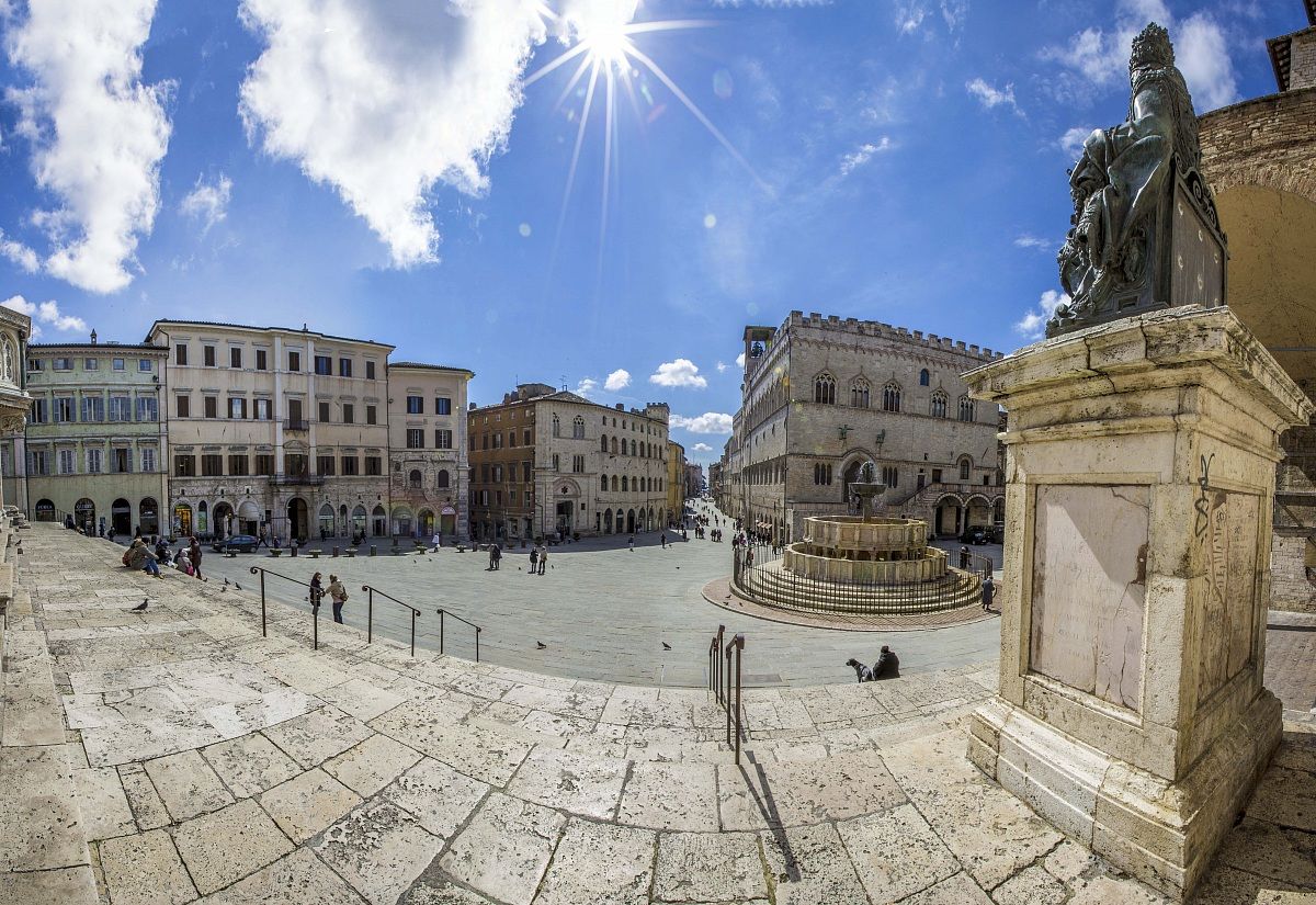 Piazza 4 Novembre vista dalla scalinata