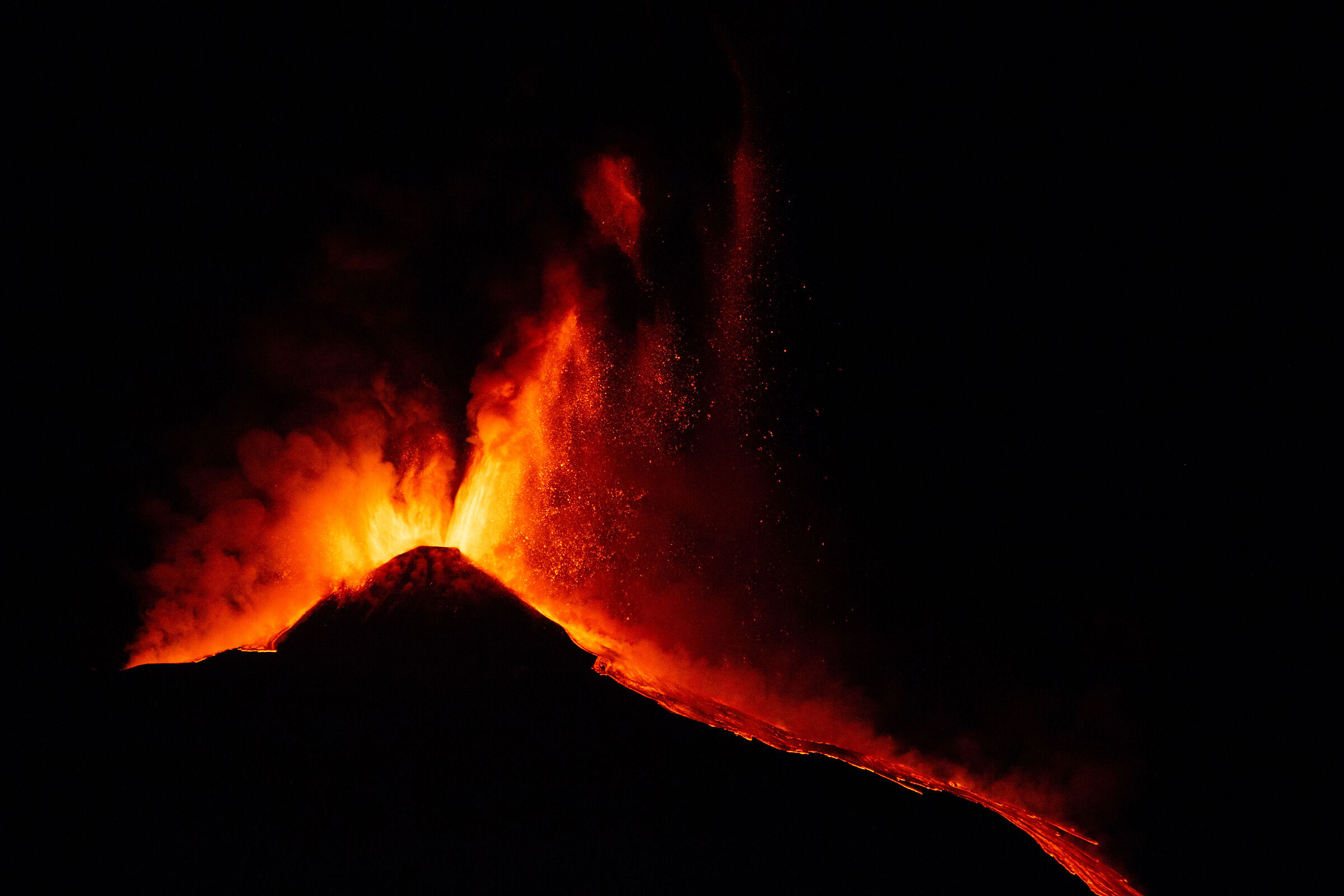 Fan lava fountains, 22-23 February 2021, Etna.