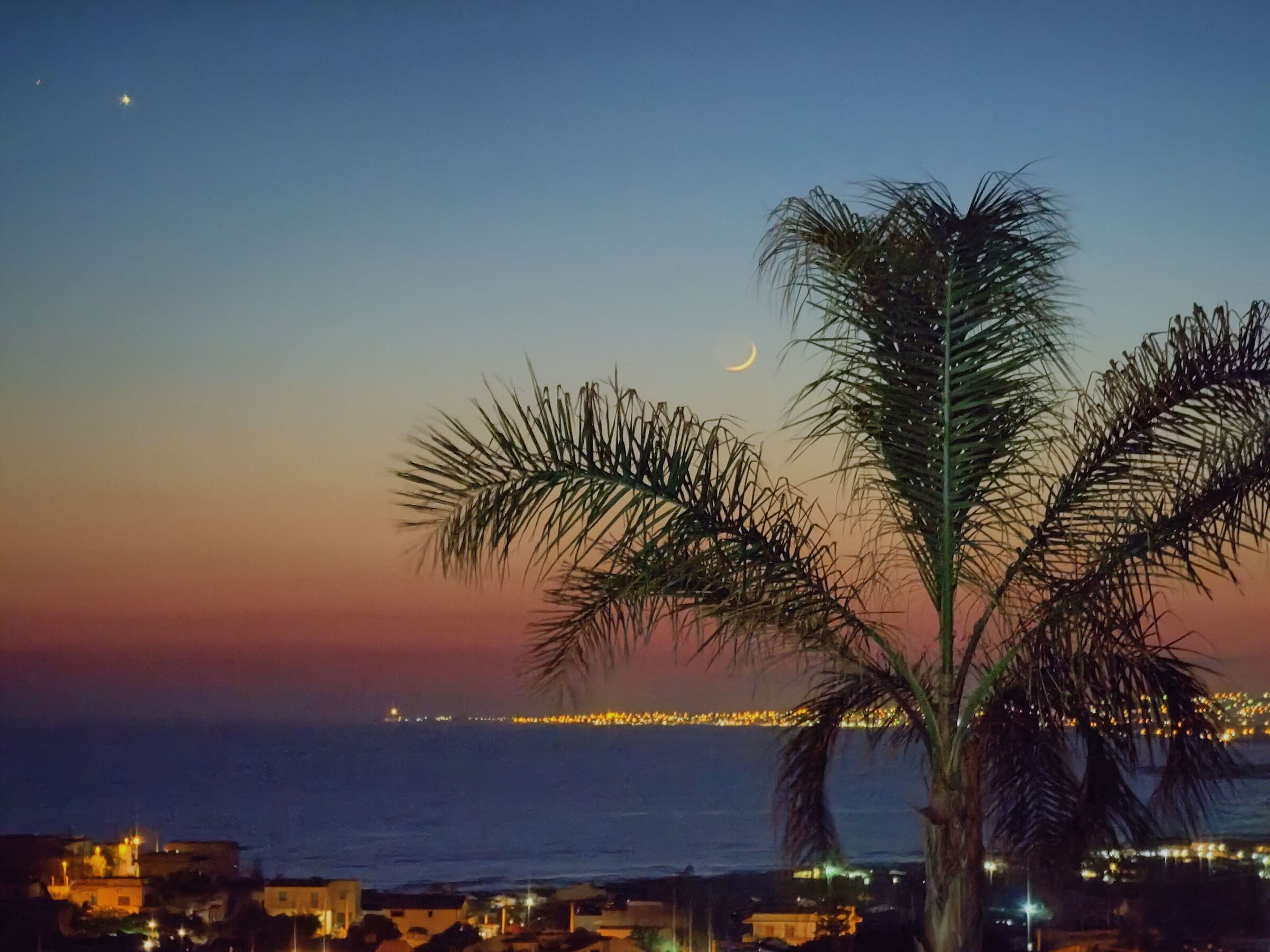 venere marte in congiunzione e spicchio di luna