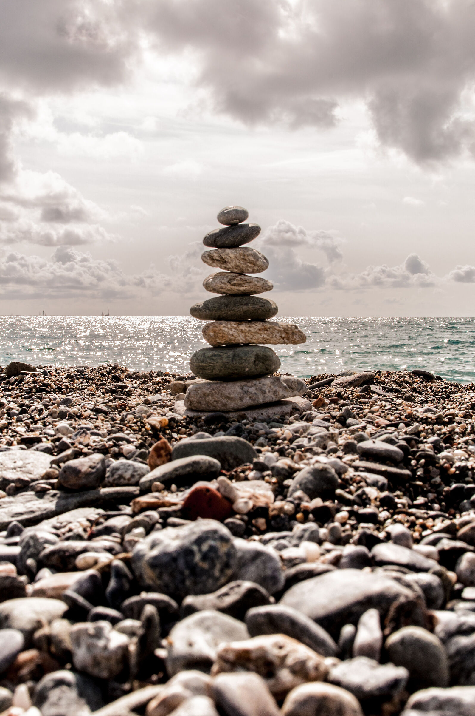 Stone balance a Varazze