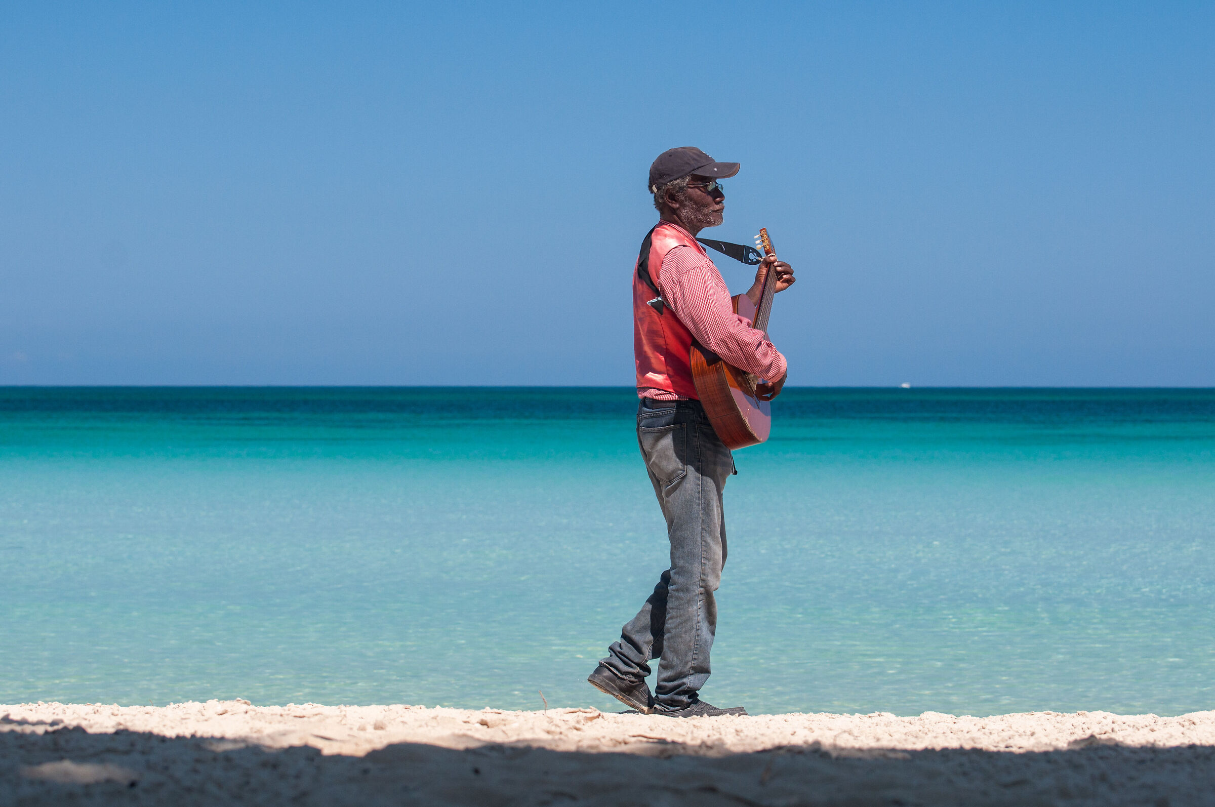 Suonatore sulla spiaggia di Negril (Giamaica)