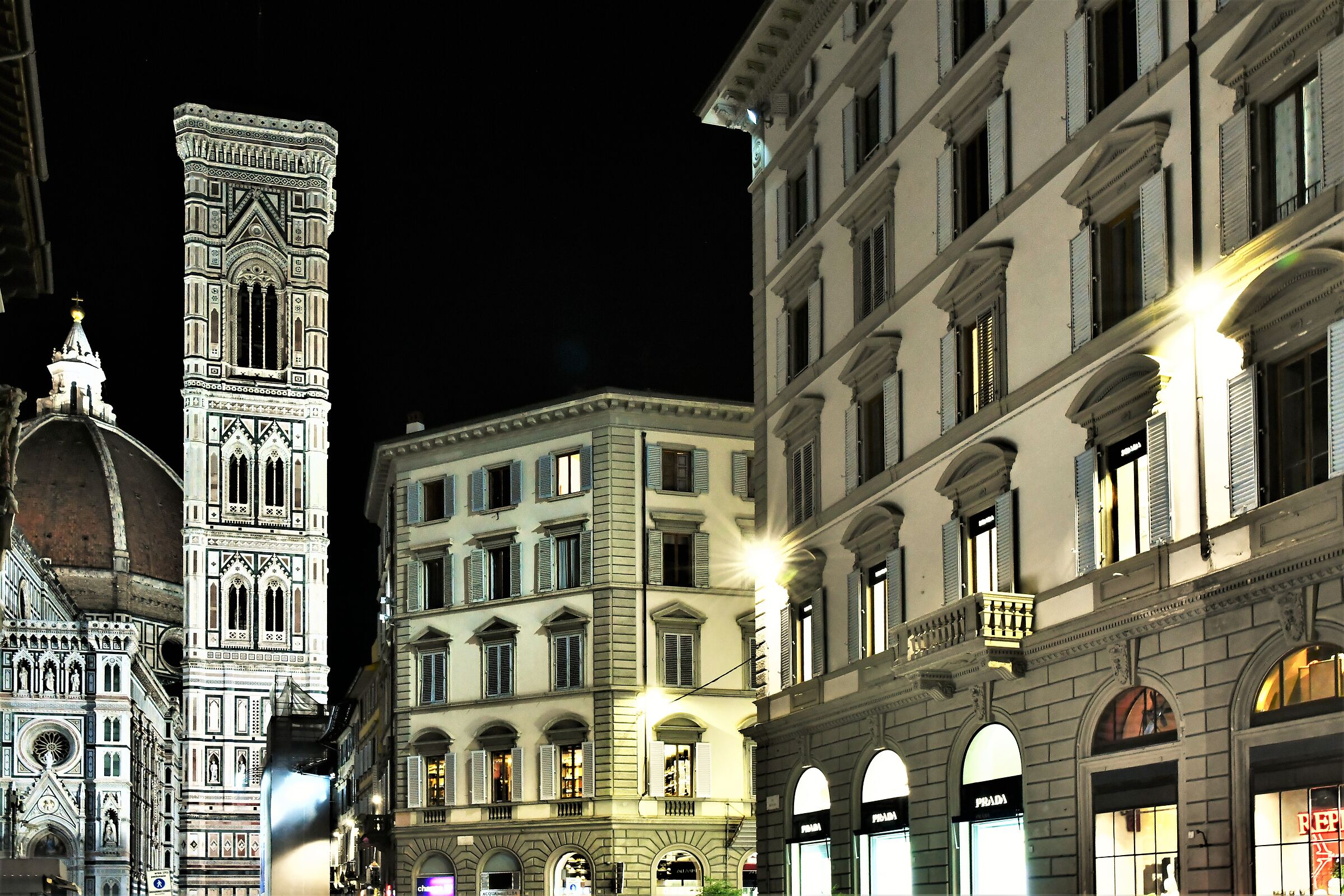 cattedrale in notturna.