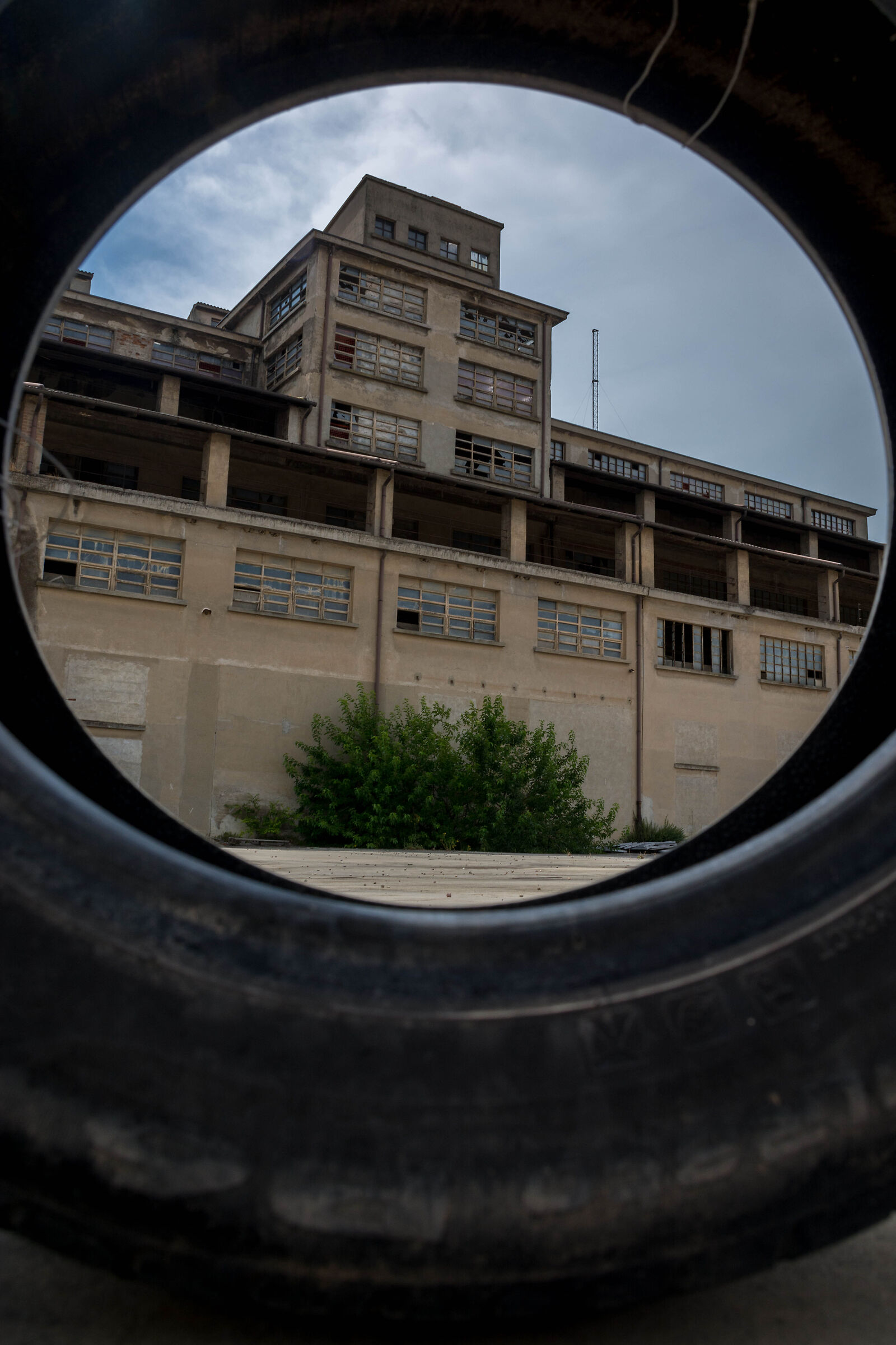 L'ex mattonificio in un copertone (molto trash)