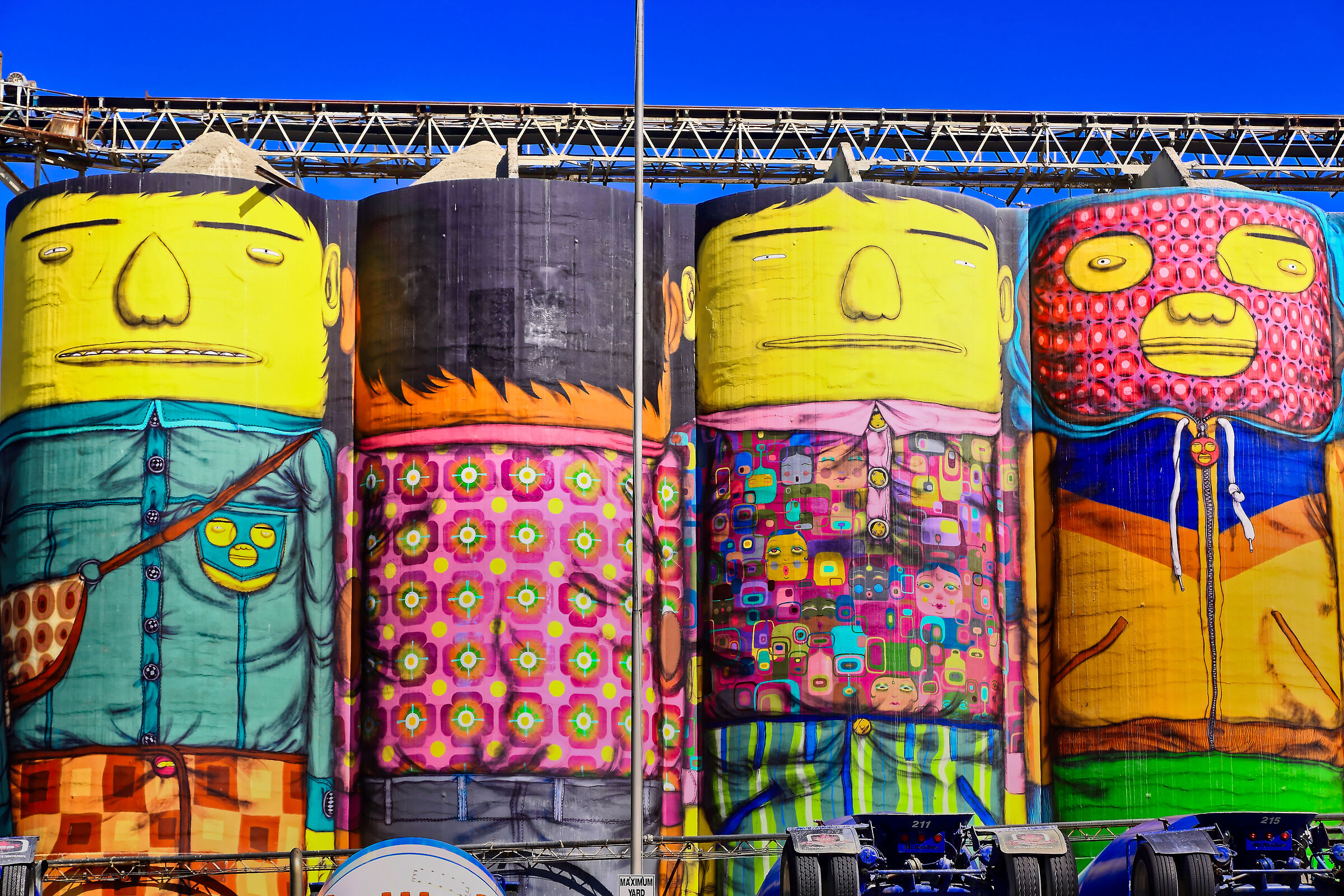 Giants Granville Island Vancouver di Os Gemeos