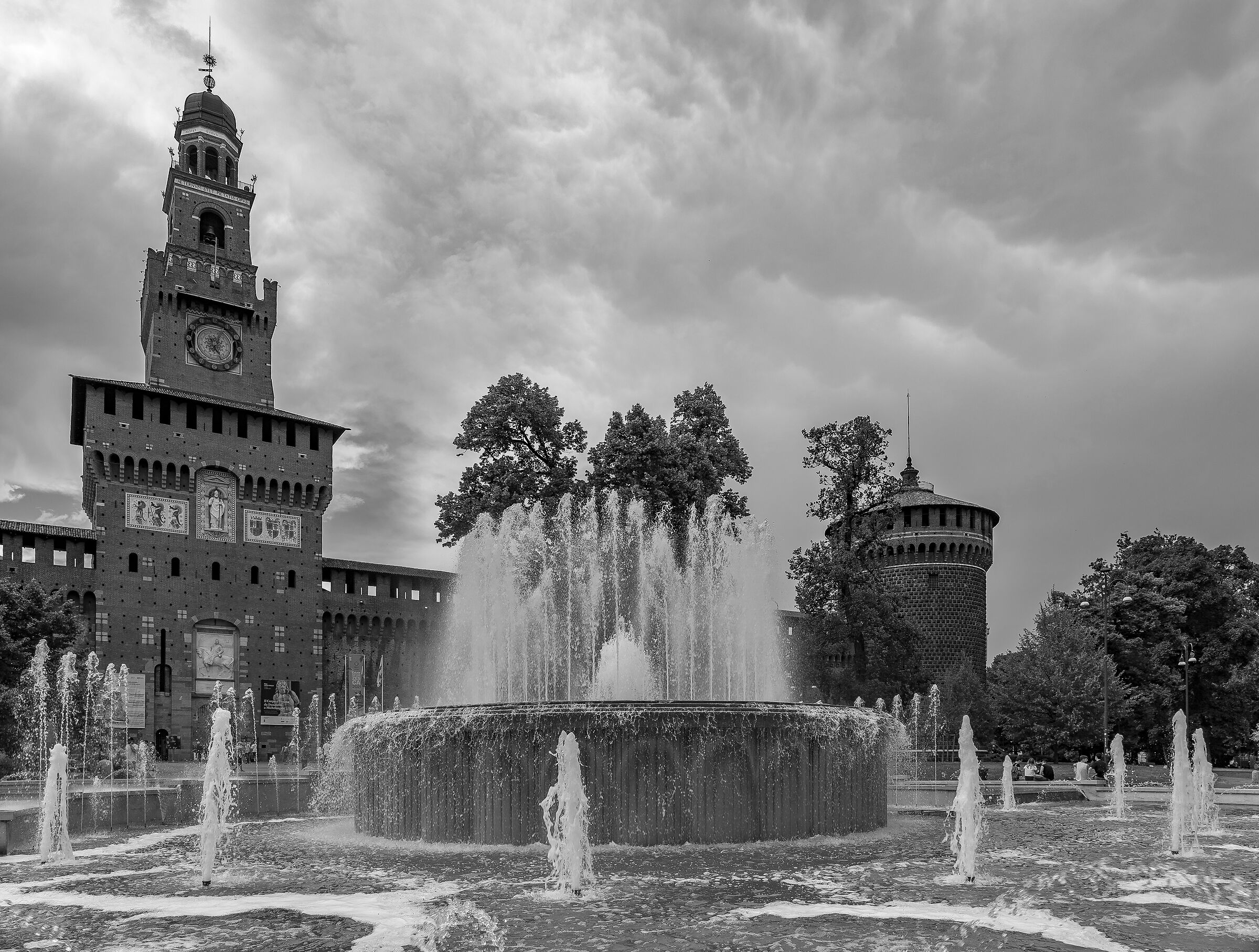 Torre del Filarete e fontana "Torta degli sposi" -...