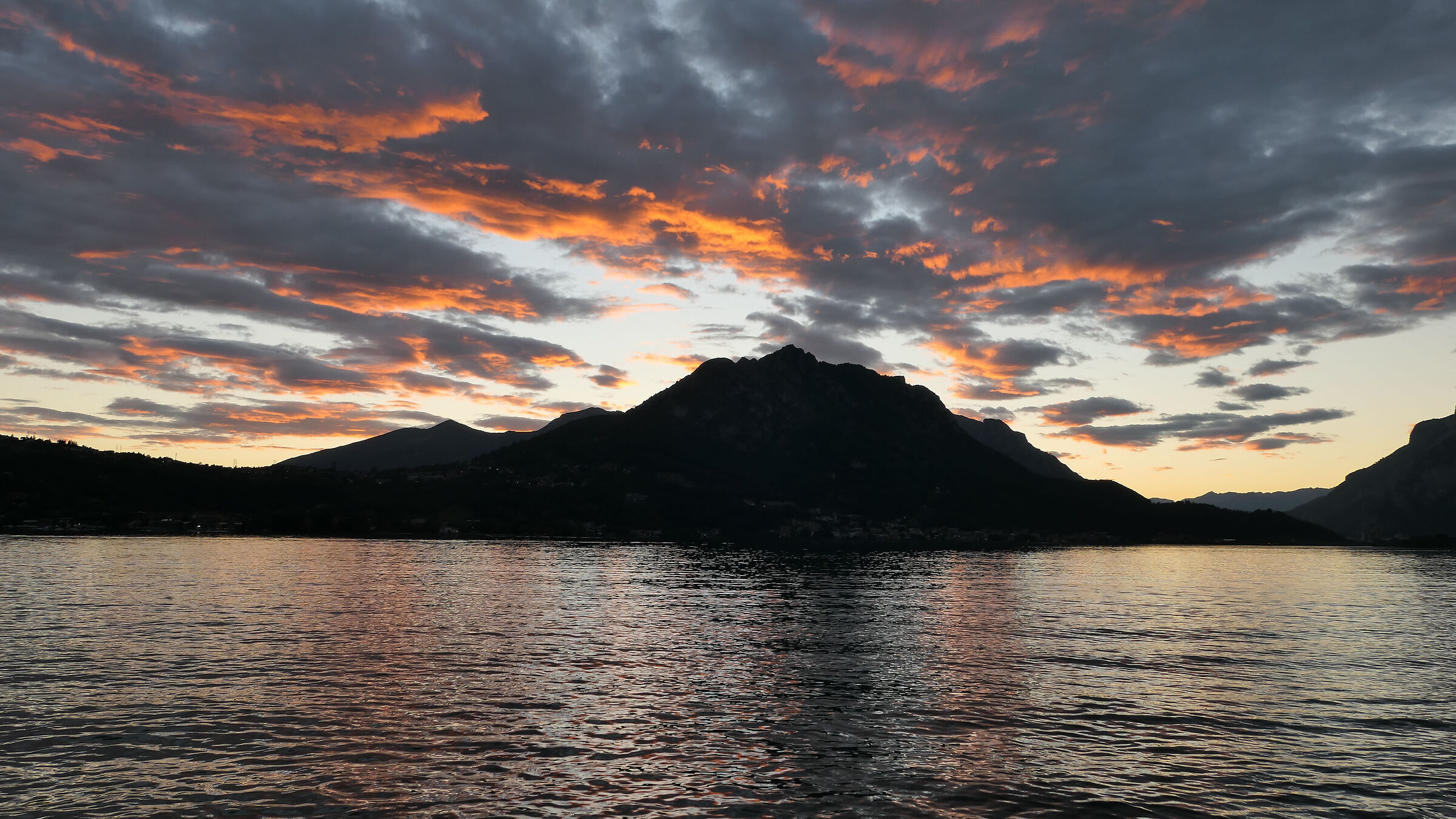 Tramonto arancione sul lago di Garlate
