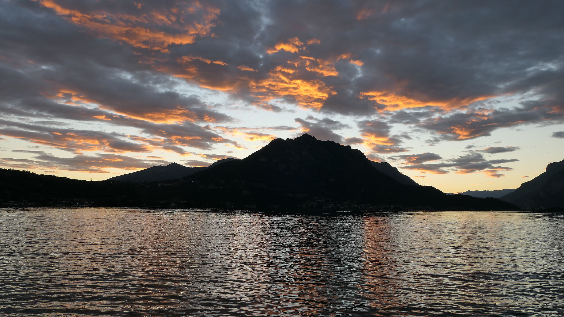 Tramonto estivo sul lago di Garlate