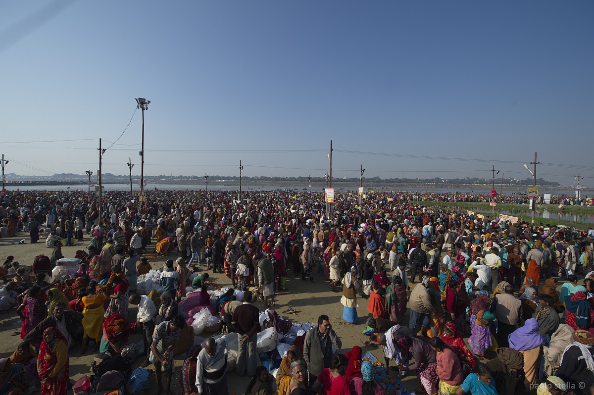 la folla in attesa del bagno rituale