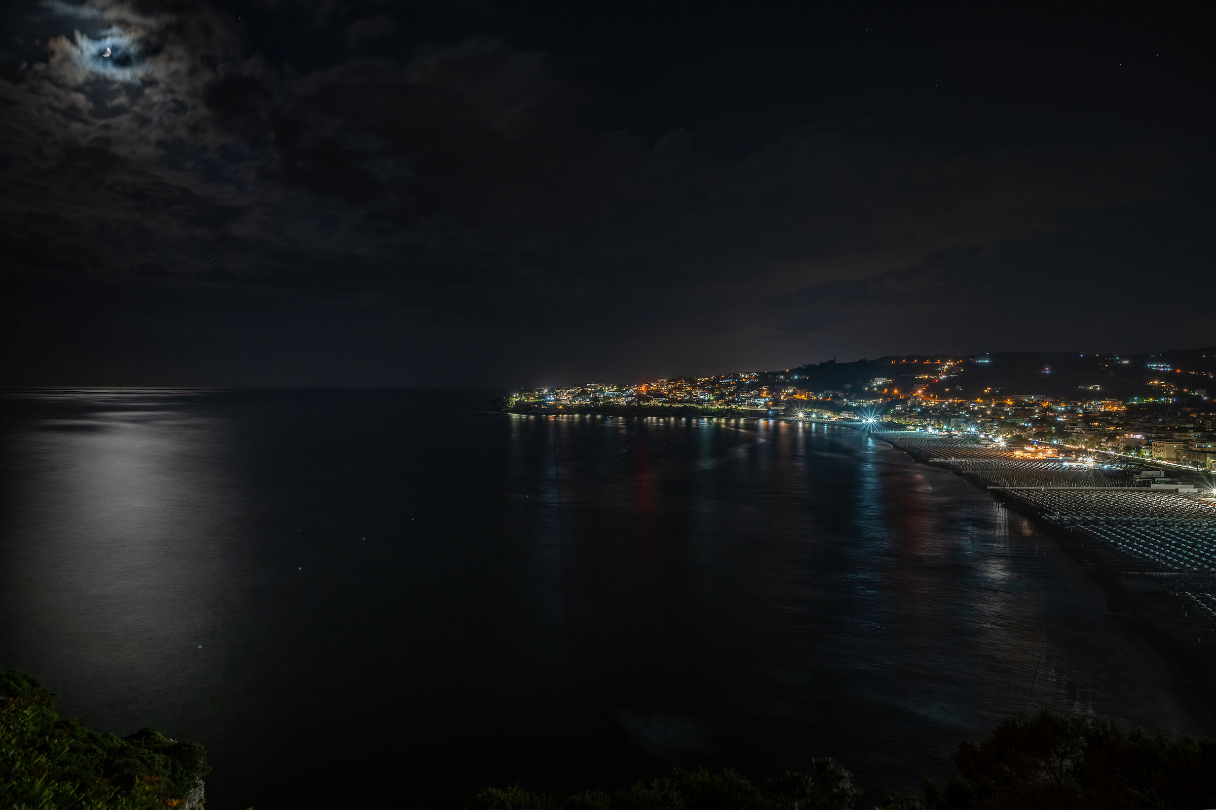 La Luna si fa largo per tracciare la sua scia d'argento