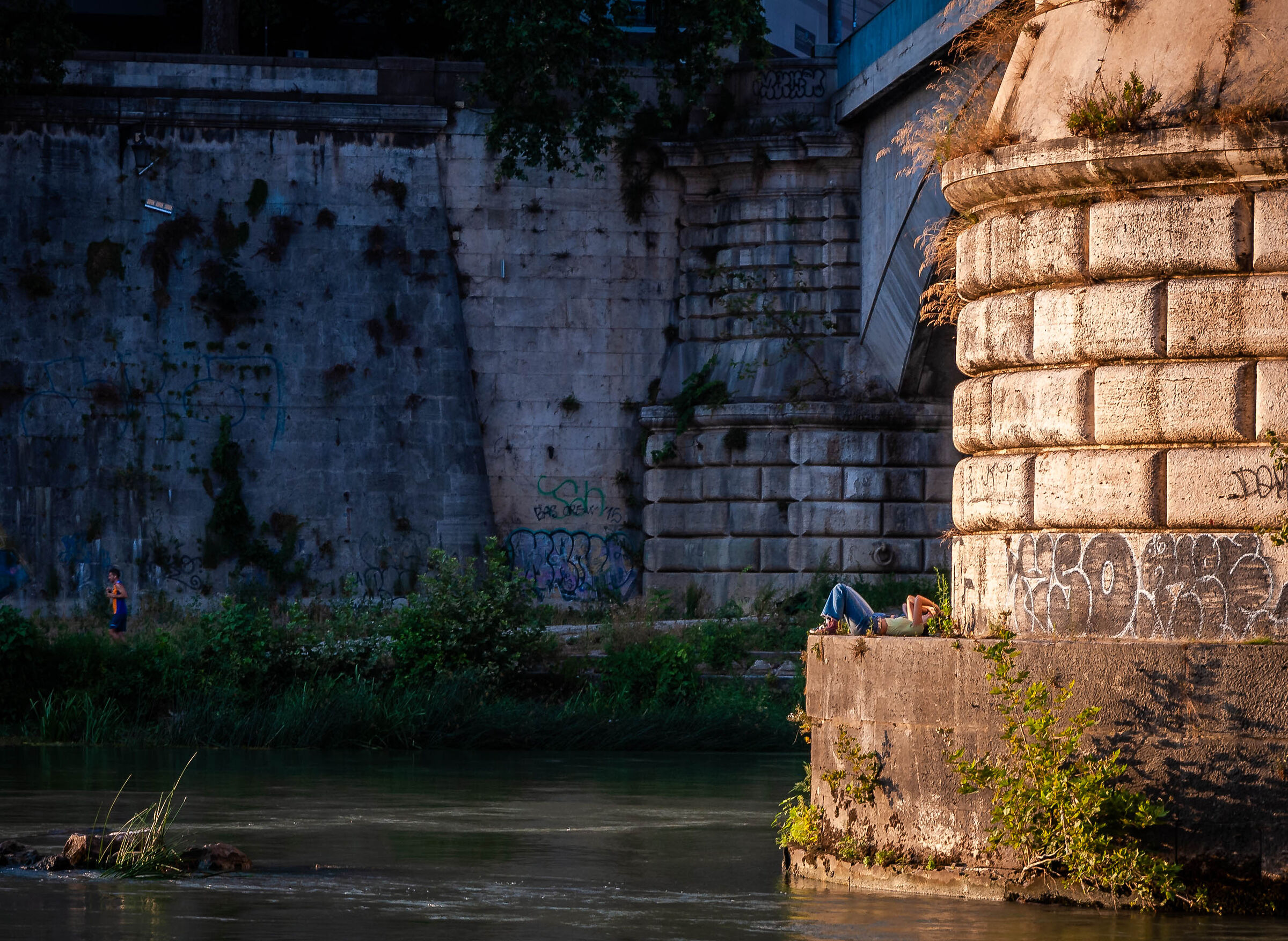 Isola Tiberina, coppia di innamorati distesi al sole