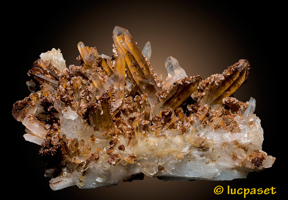 Muagnesite on Quartz