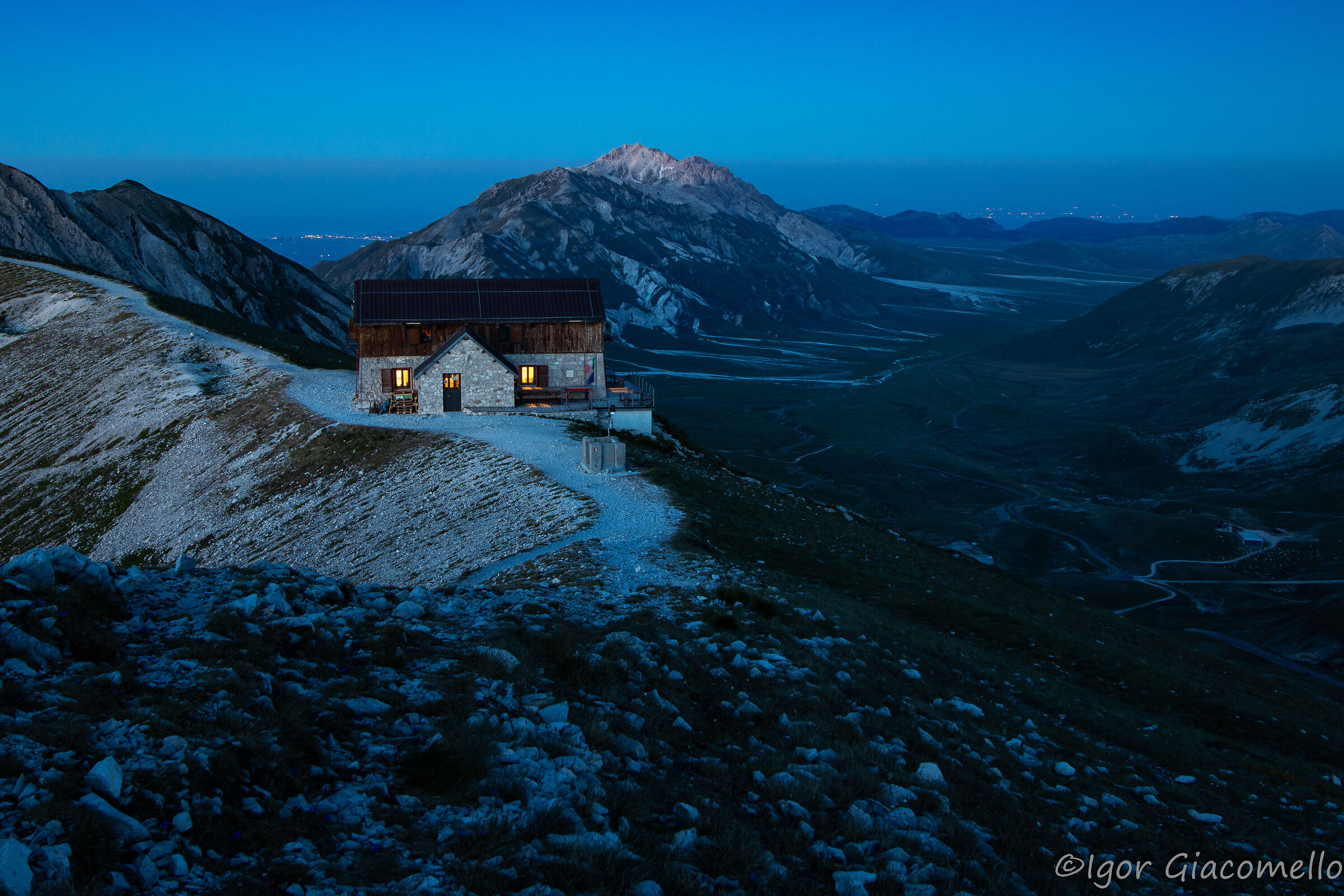 Scende la sera sul rifugio Duca degli Abruzzi