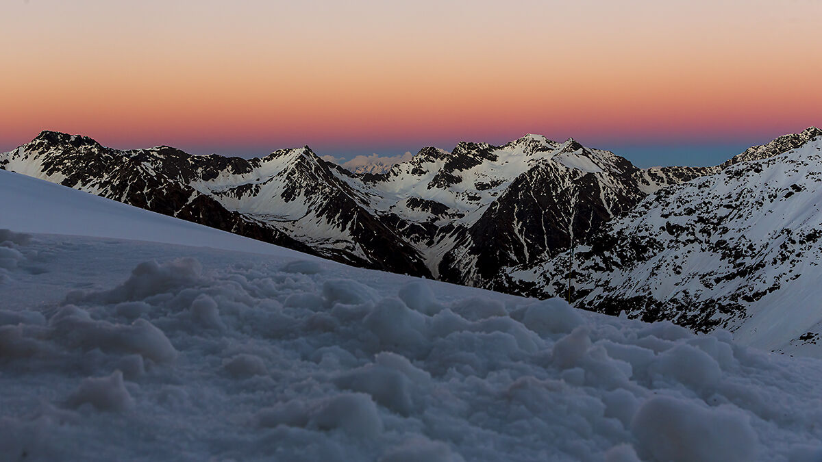 L'ora blu lascia che il tramonto colori la notte
