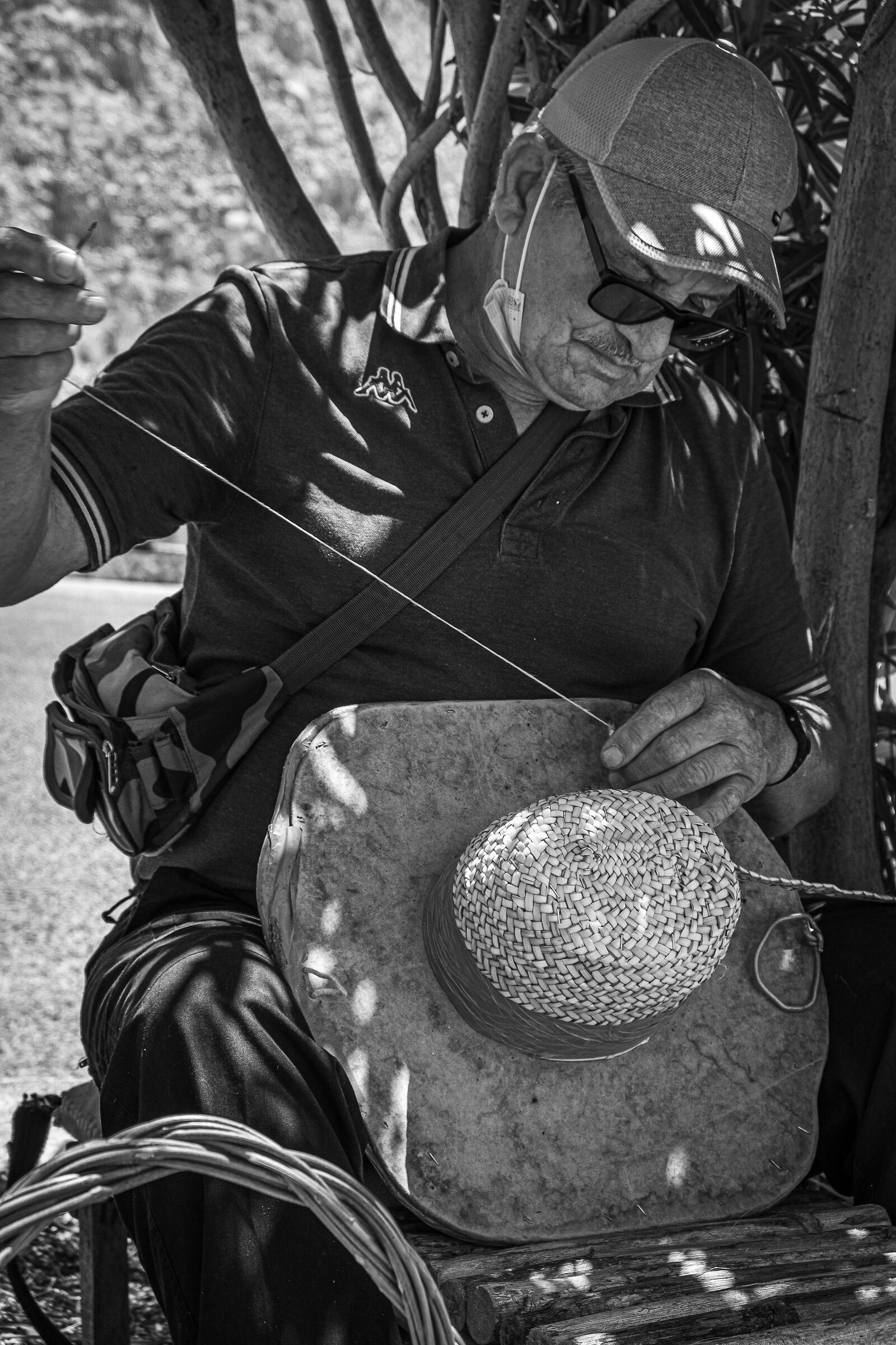 Artigiano siciliano all'opera, San Vito Lo Capo