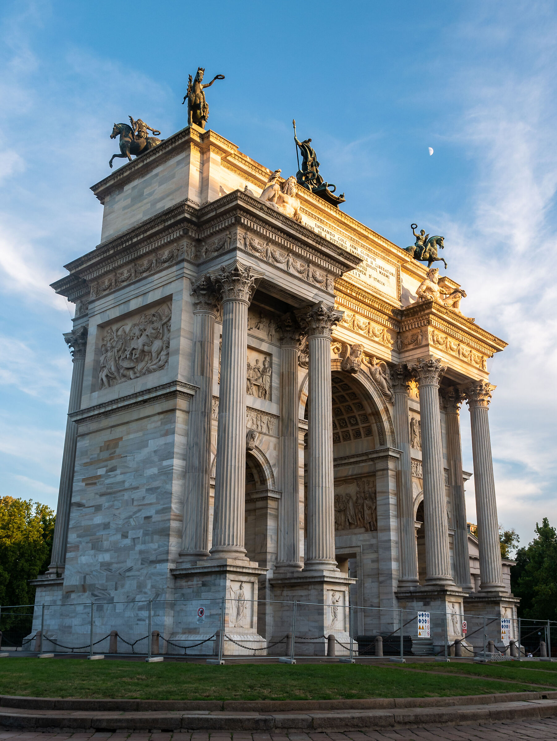 Arco della Pace + Luna - Milan