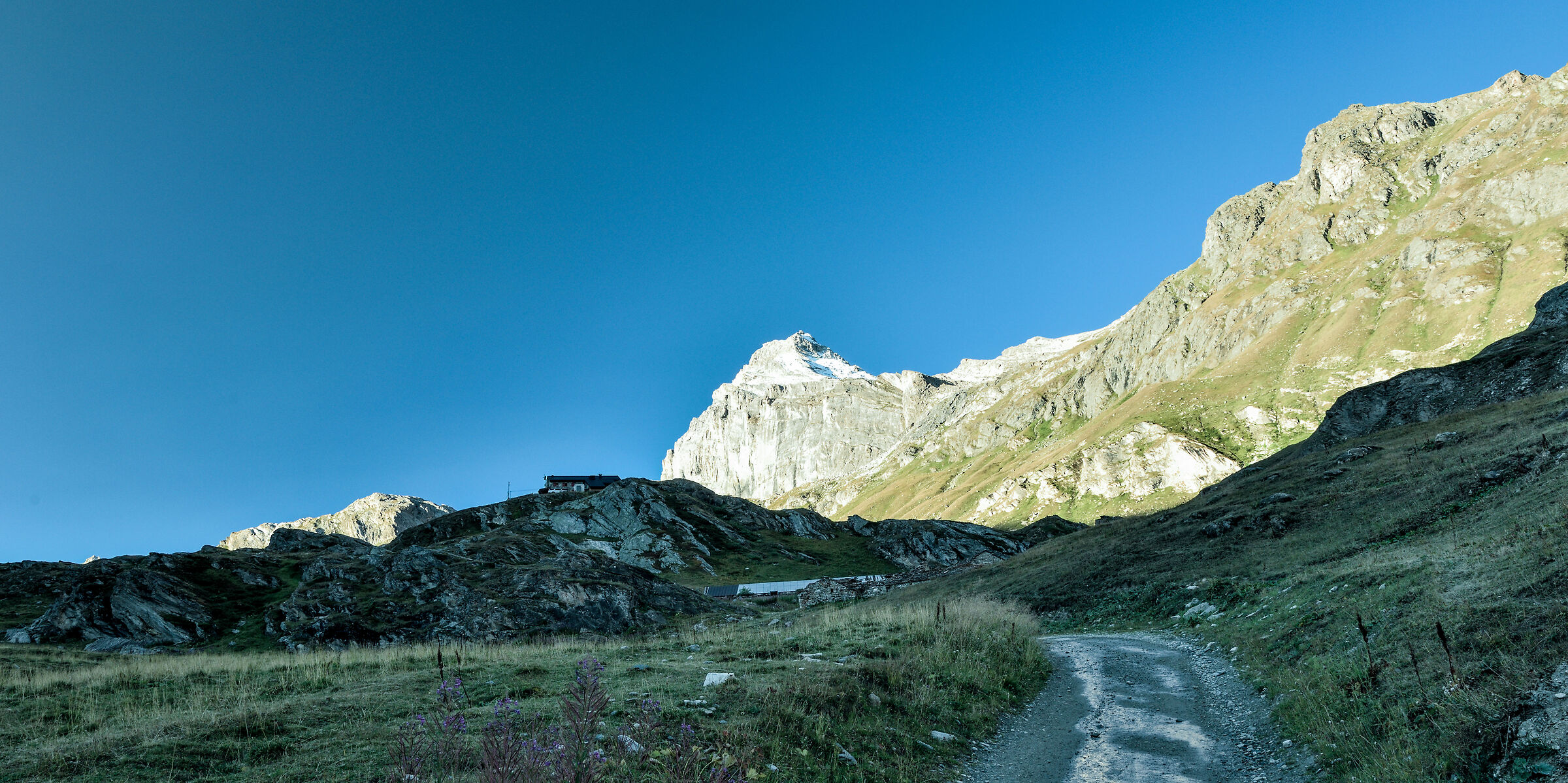 Val di Rhemes - il rif.Benevolo in alto a sin. e