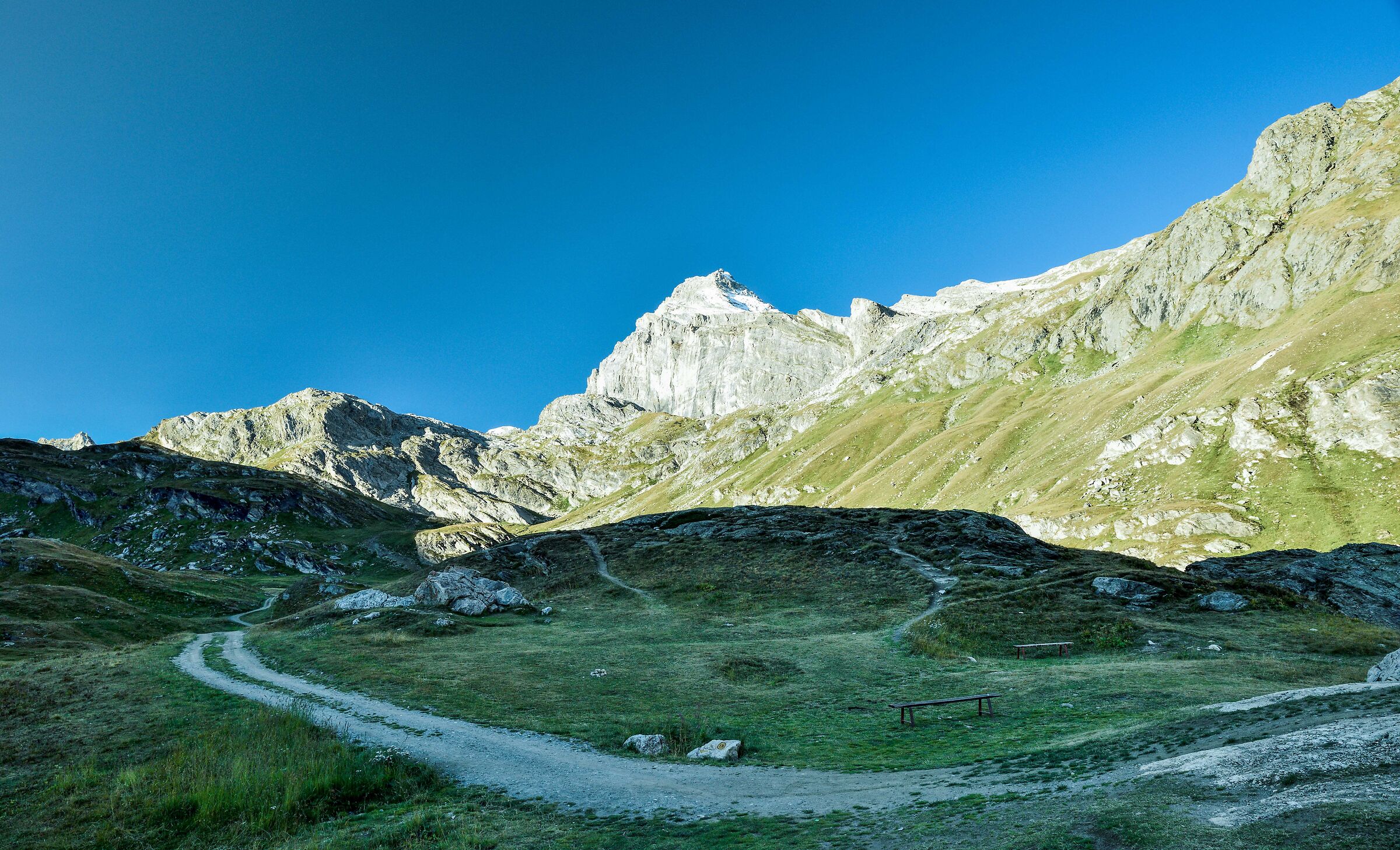 davanti al rif.Benevolo in alto la Granta Parei 3387m