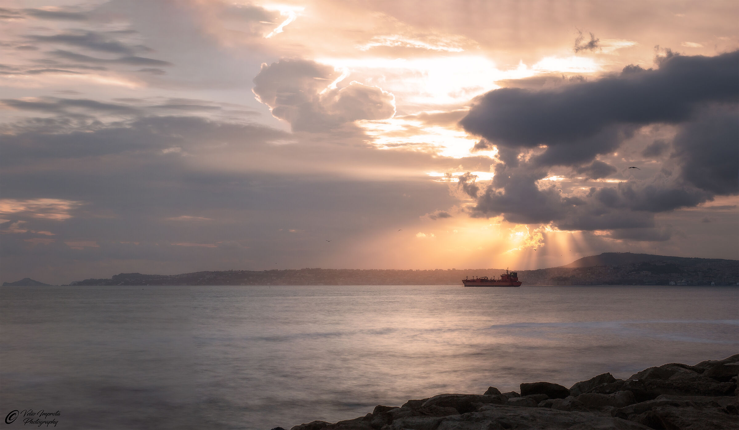 Il cargo e il tramonto