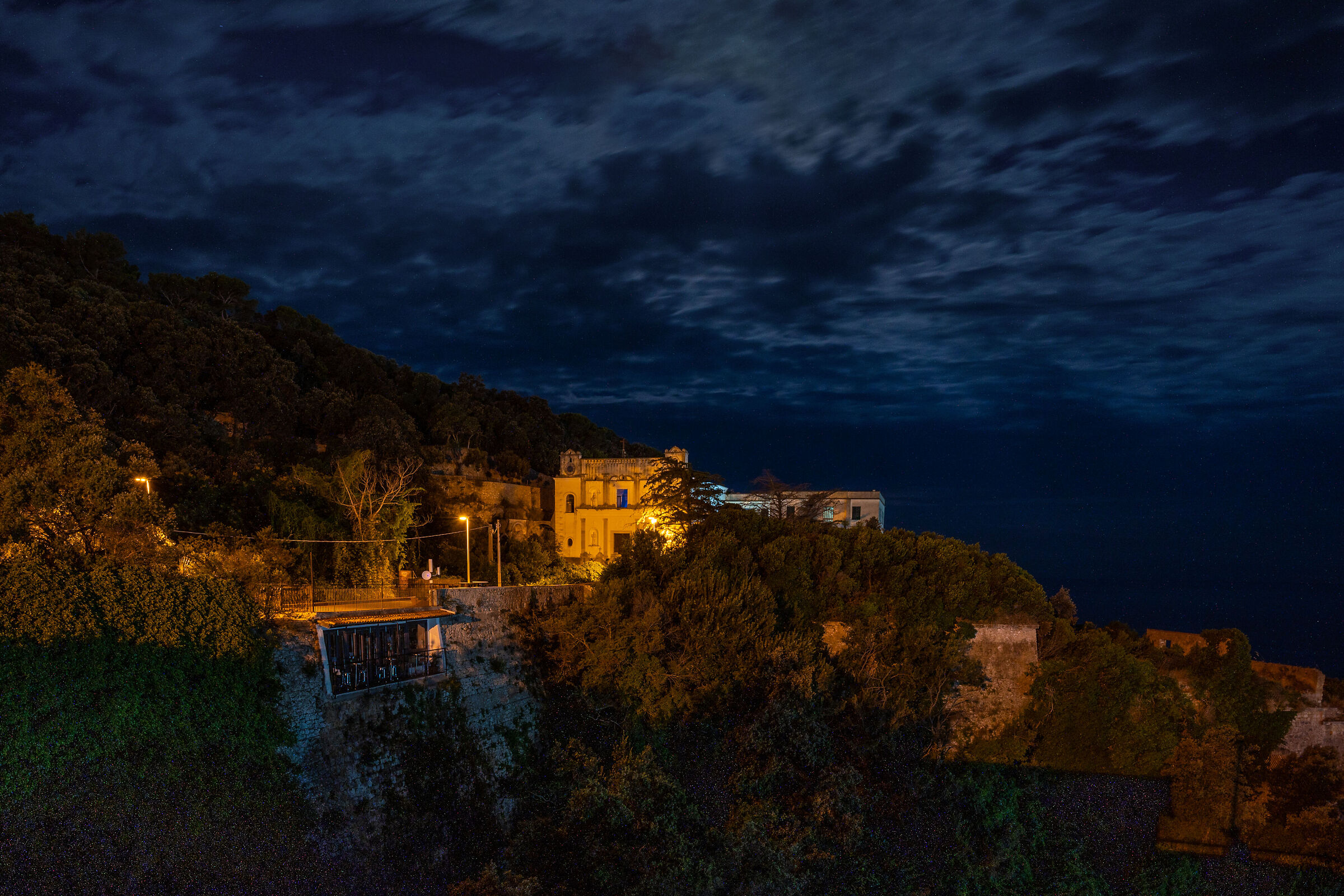 e' il tema della notte con i suoi simboli ...