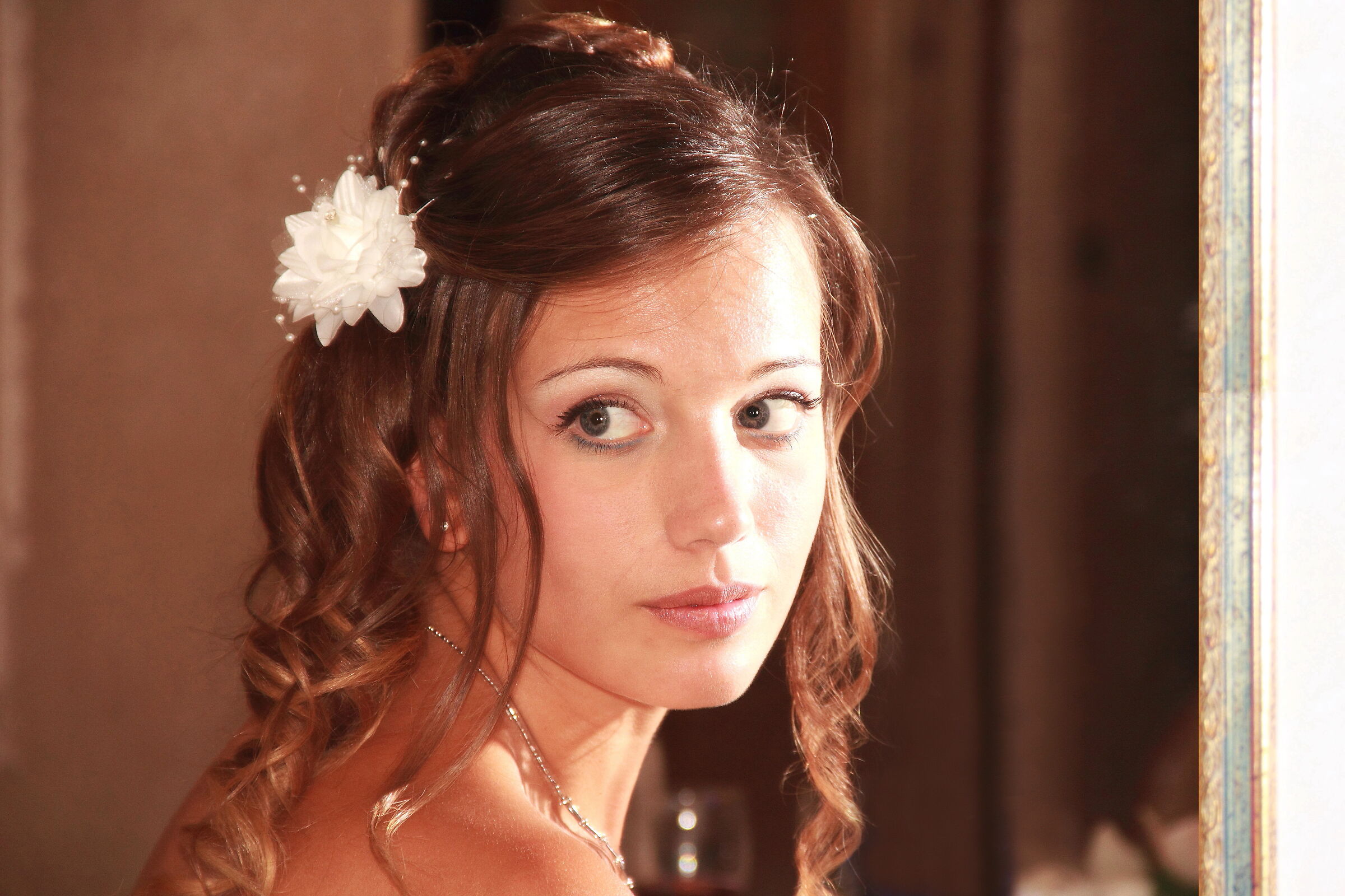 La giovane sposa allo specchio