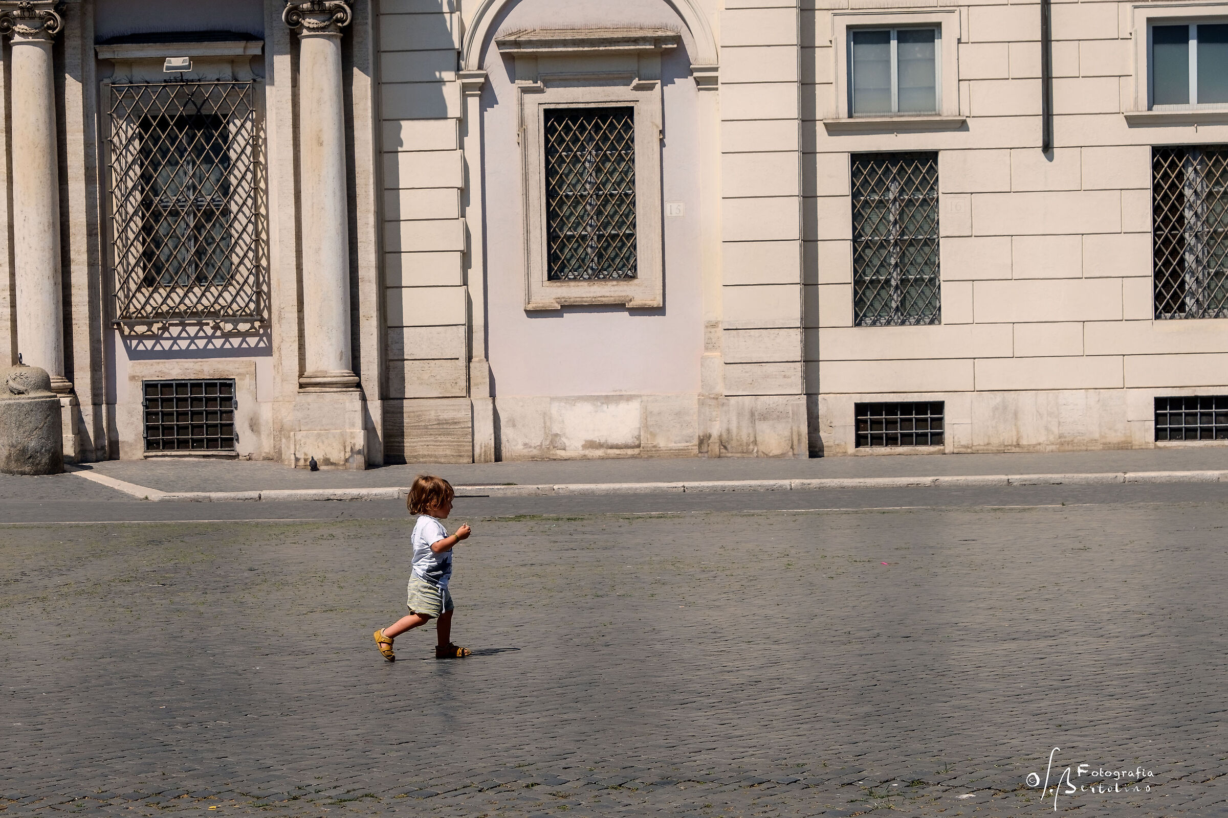 A tourist in Piazza Navona