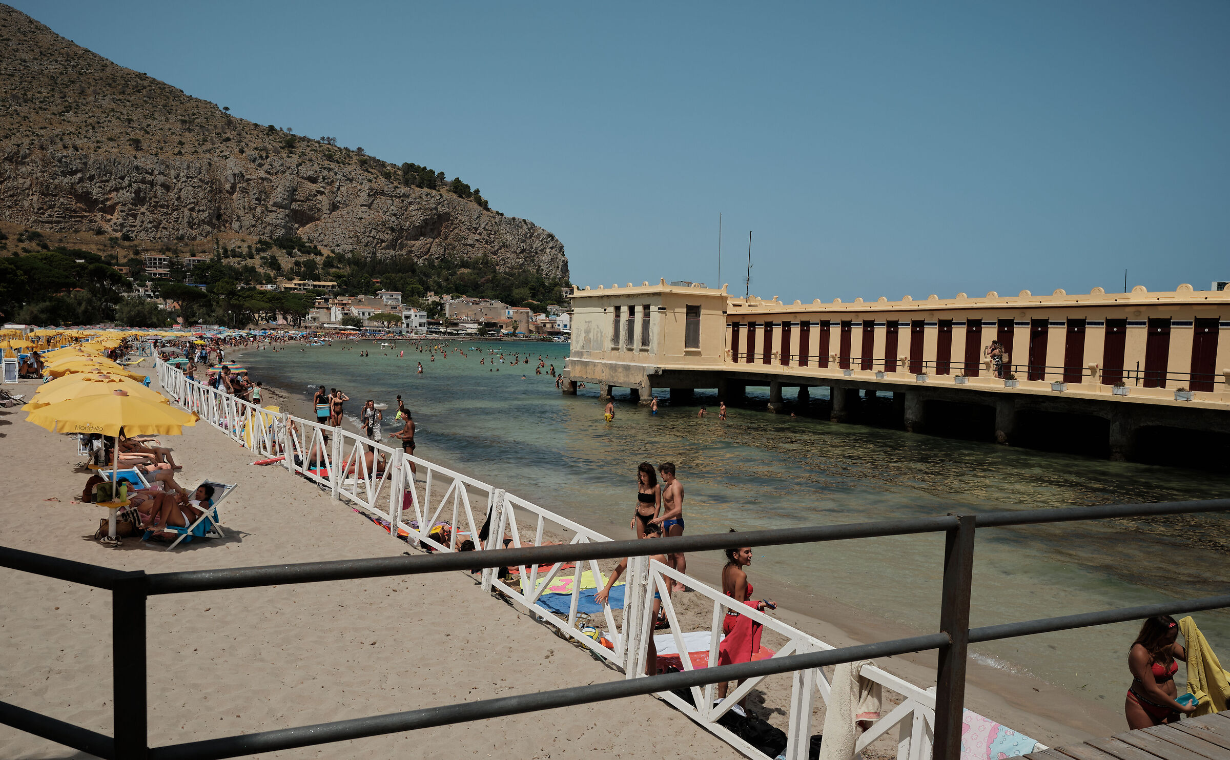 42 °C, sole alto, luce dura