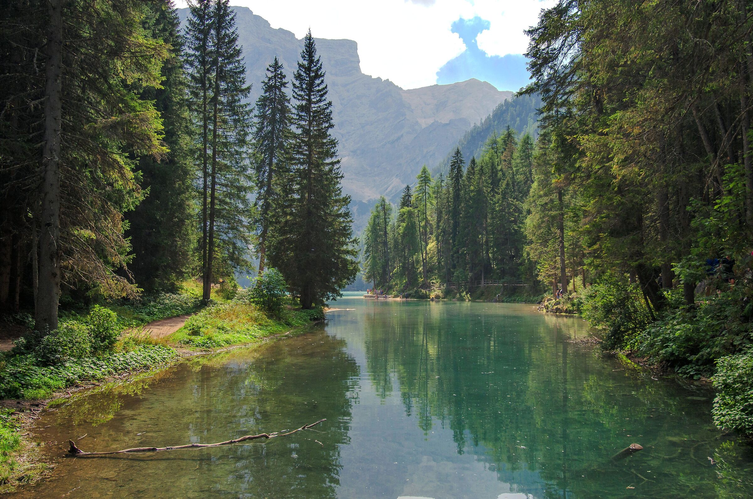 Scorcio del lago di Braies