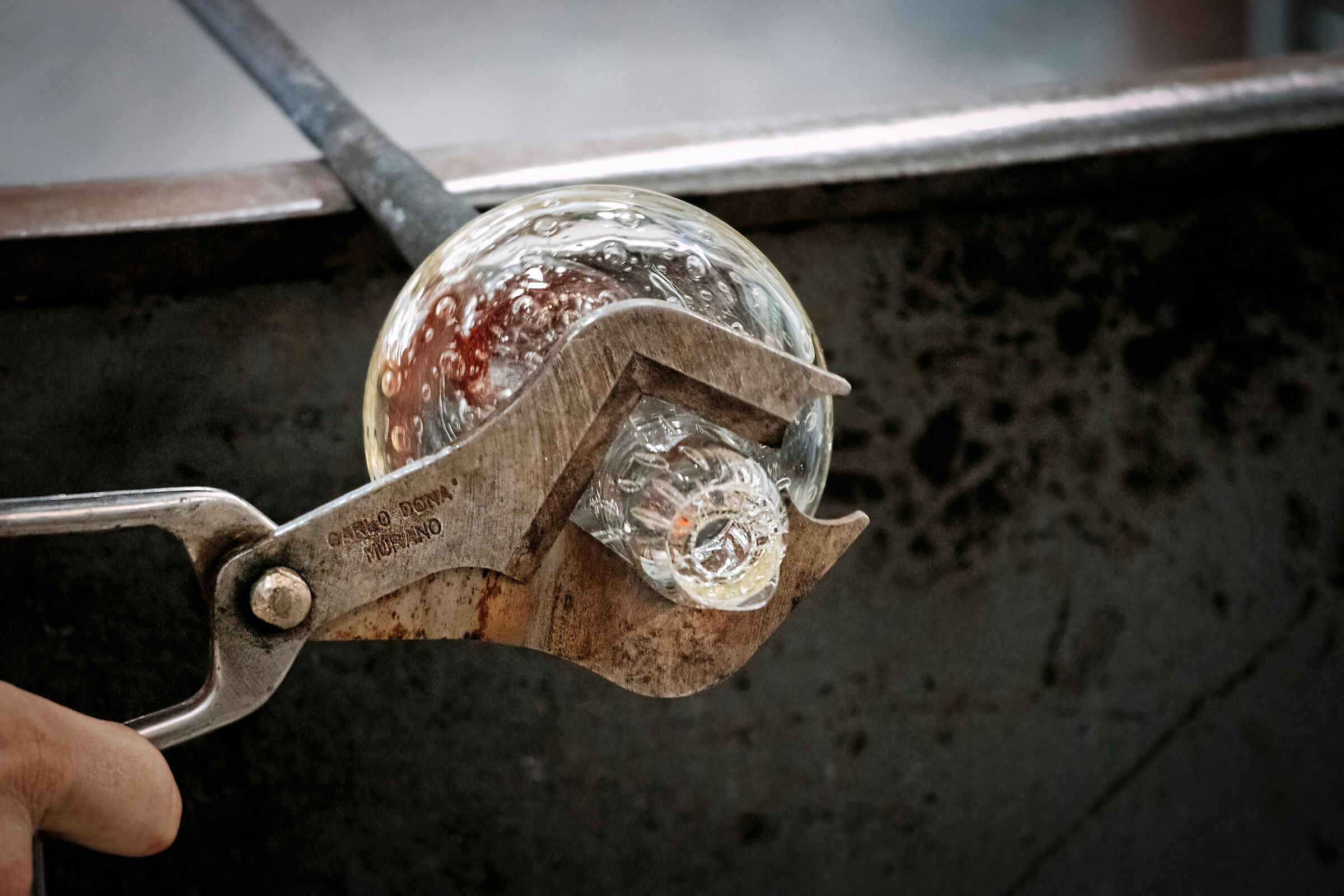 ... Everything lies in the dexterity of the Murano craftsman...