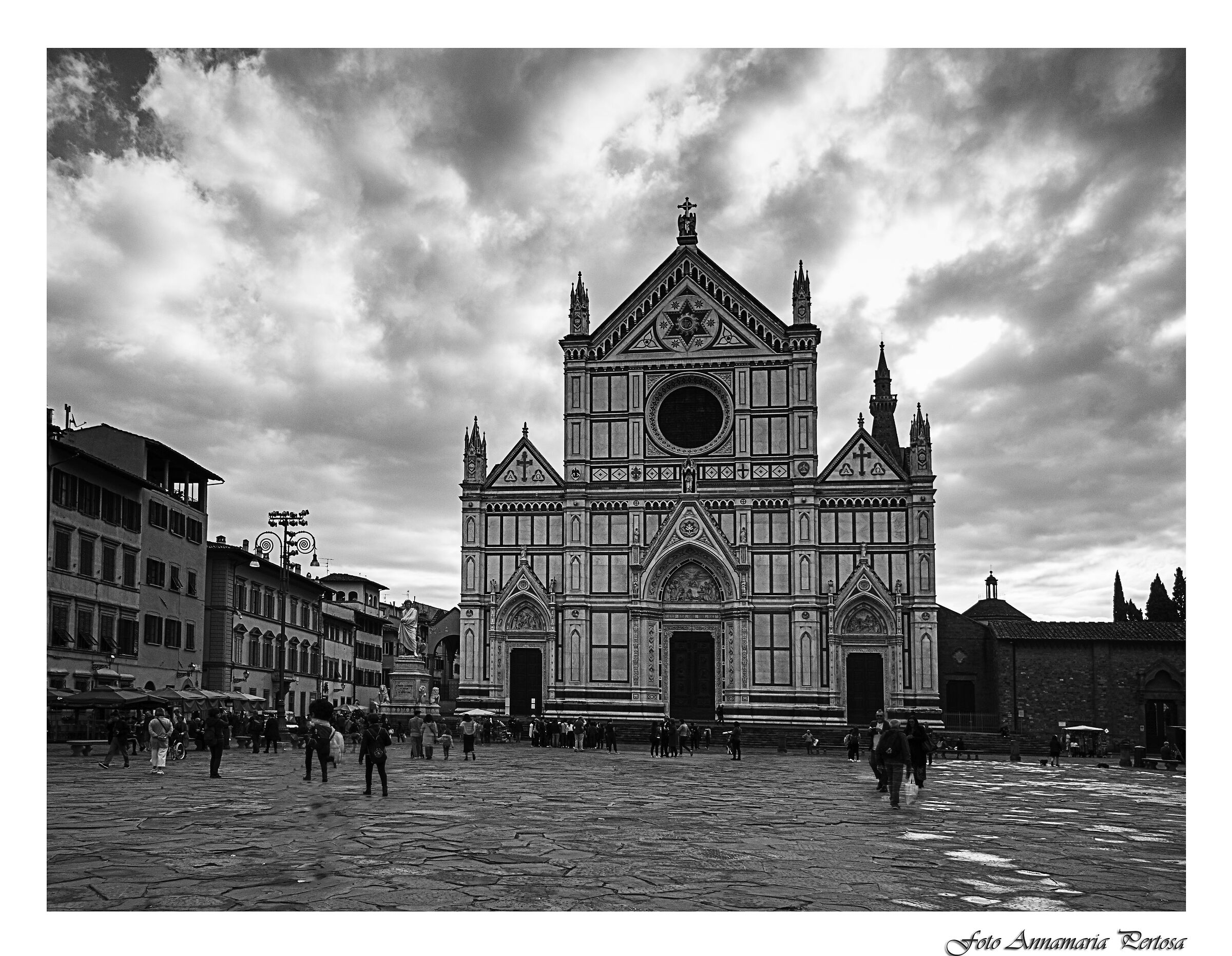 La Chiesa di Santa Croce e la sua piazza fiorentina