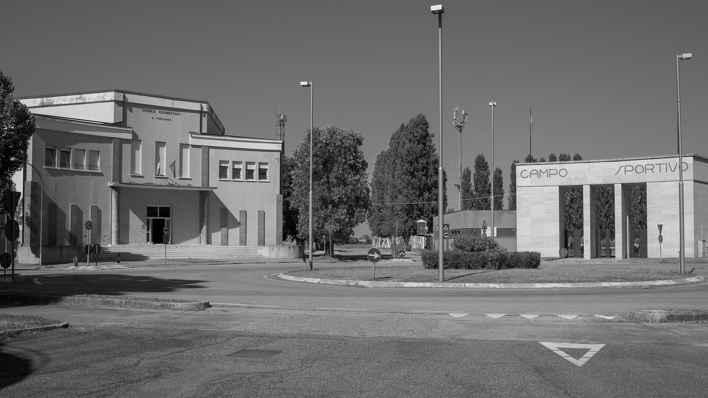 SPORTS FIELD AND SKINS ELEMENTARi