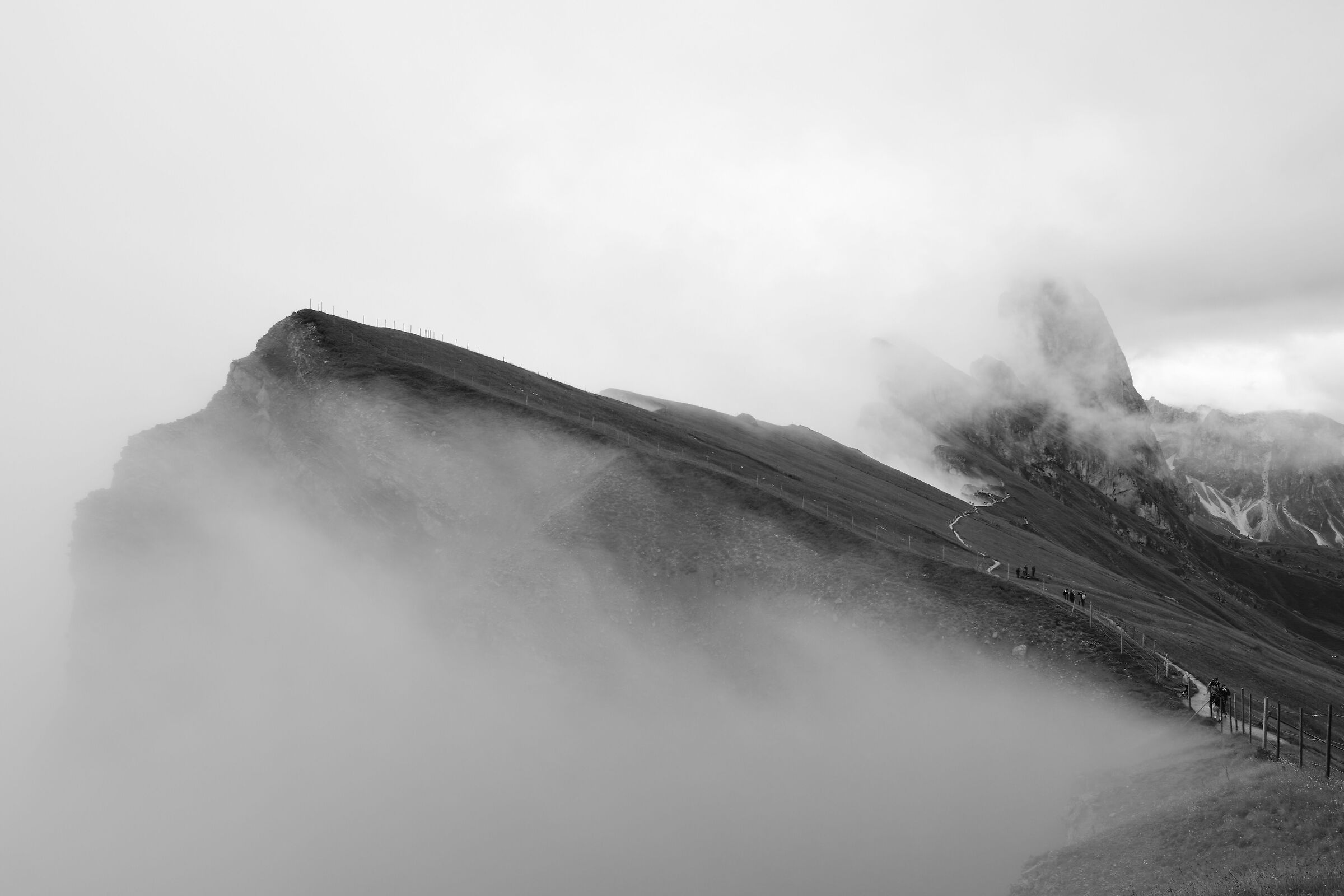 La nebbia avvolge il gruppo delle Odle