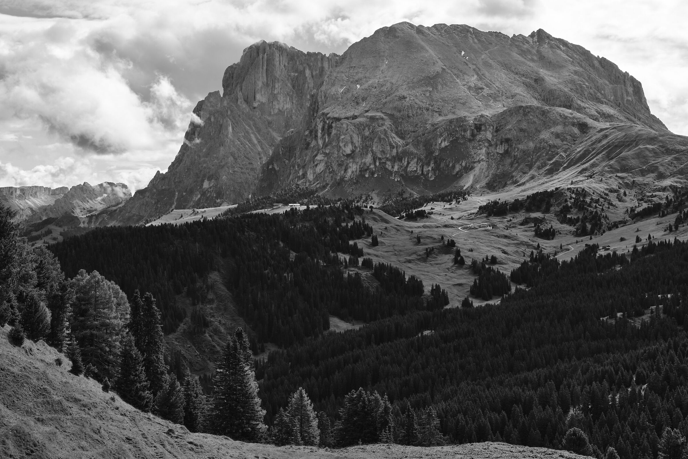 Sassolungo e Sasso Piatto svettano sullo sfondo