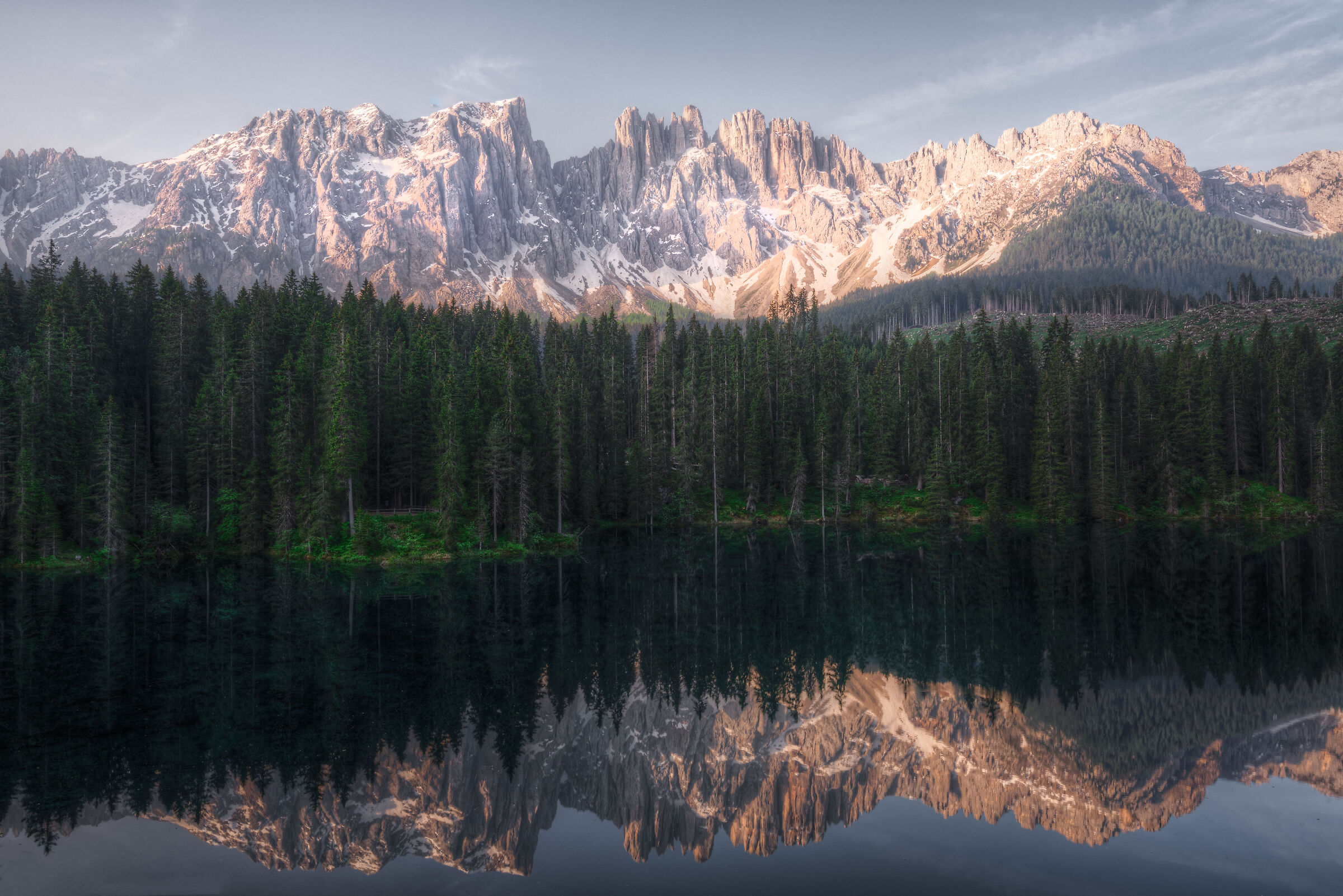 Alba al Lago di Carezza.