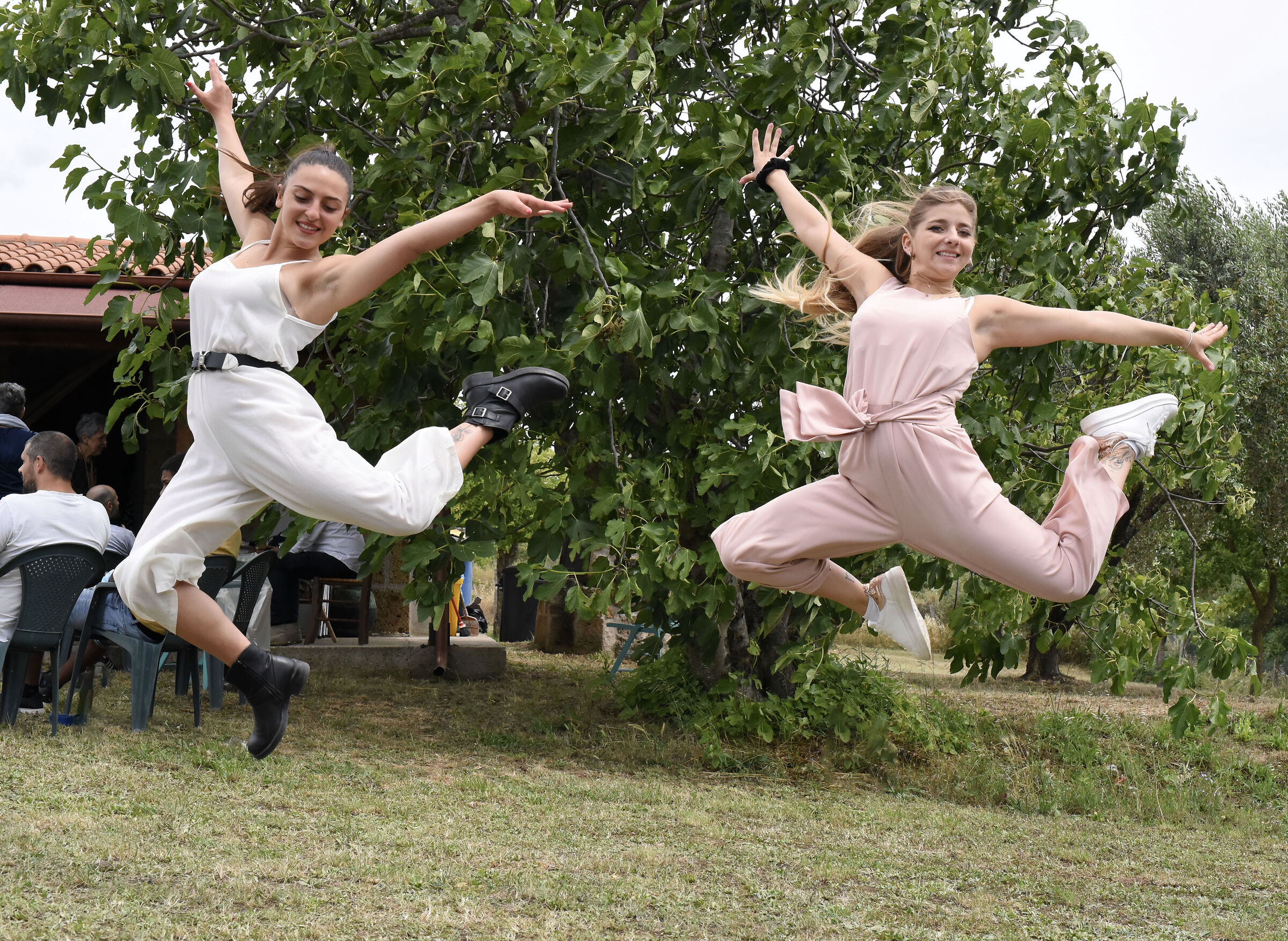 Zio (la bionda) ci fai una foto...ex ginnaste