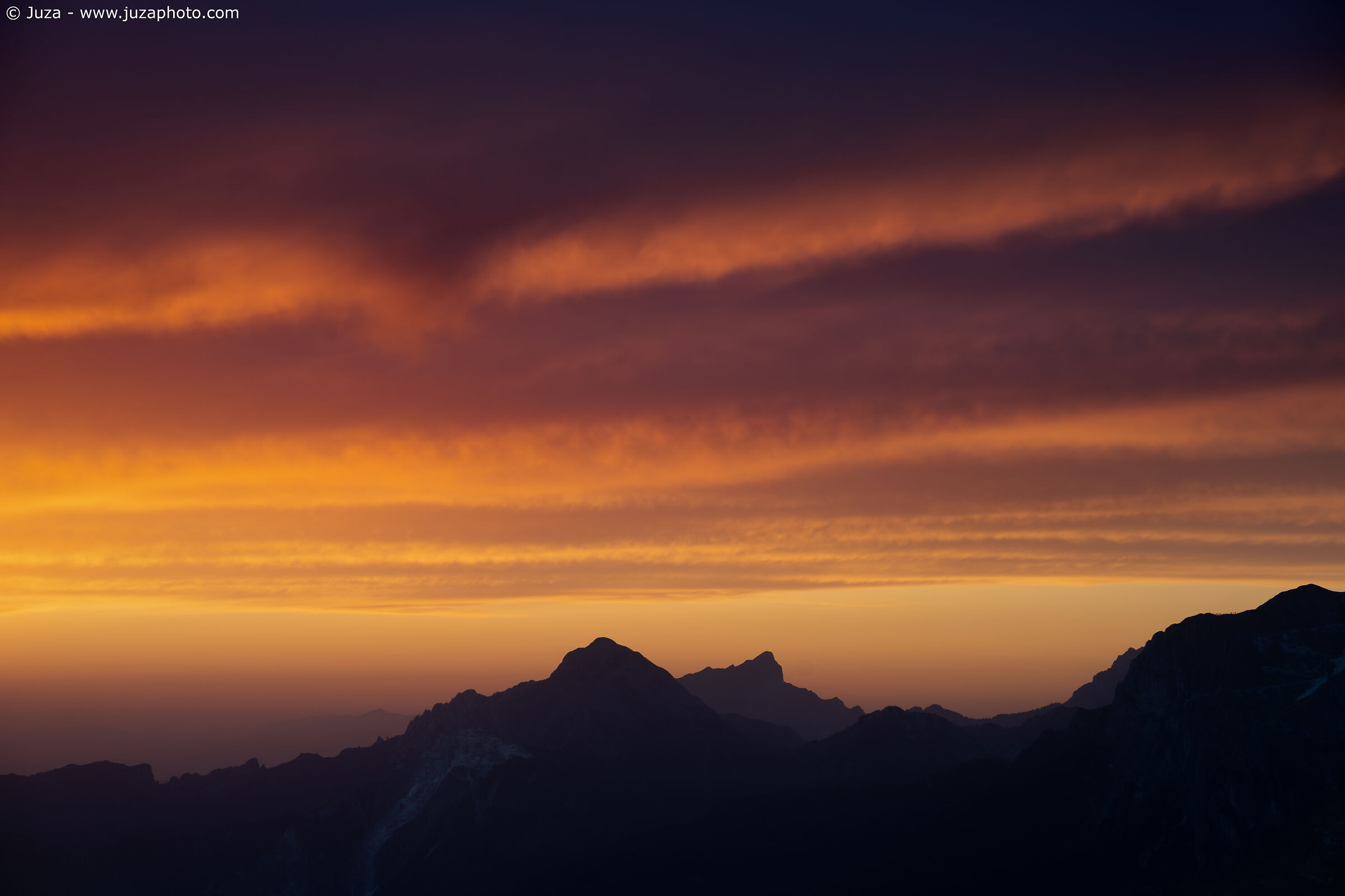 Sfumature di rosso sulle Apuane