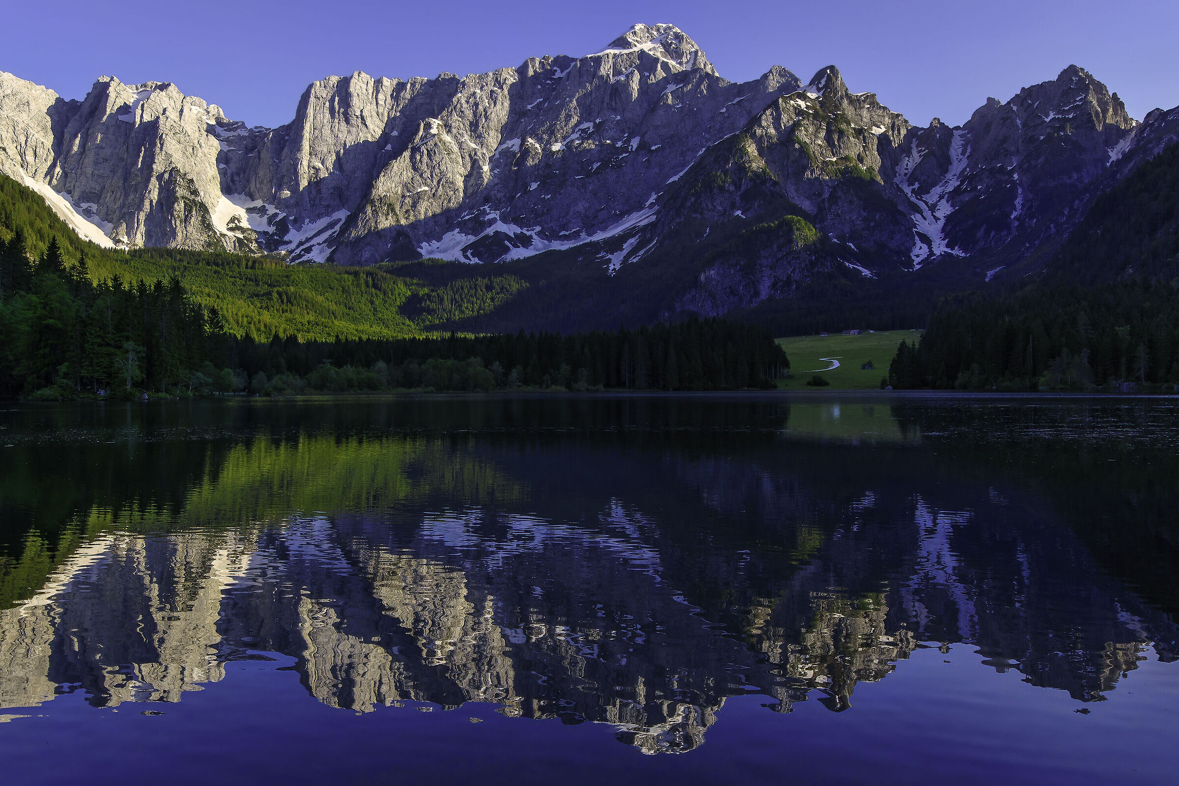 Lago sup. di Fusine con il Mangart