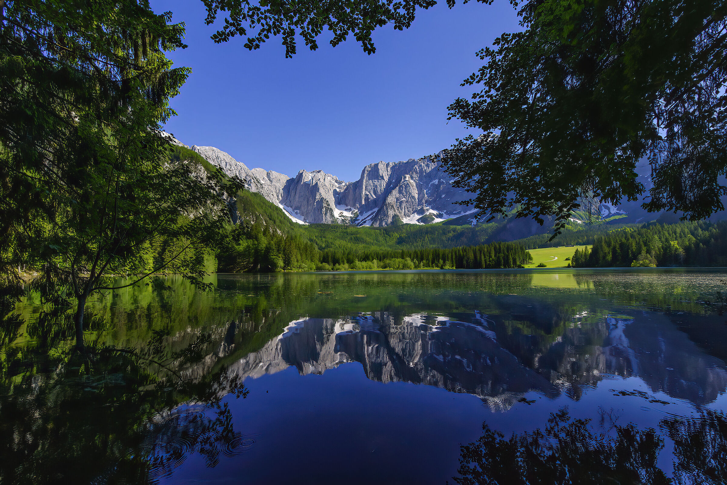 Lago sup. di Fusine con il Mangart