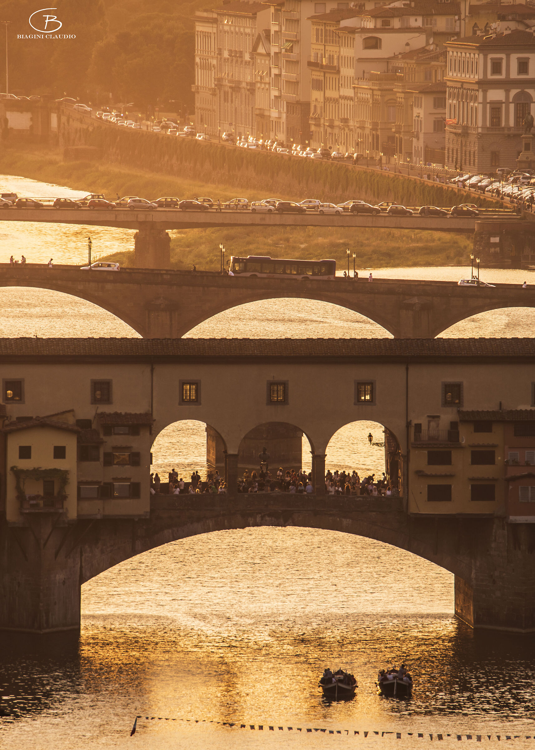 Urban traffic around the Ponte Vecchio
