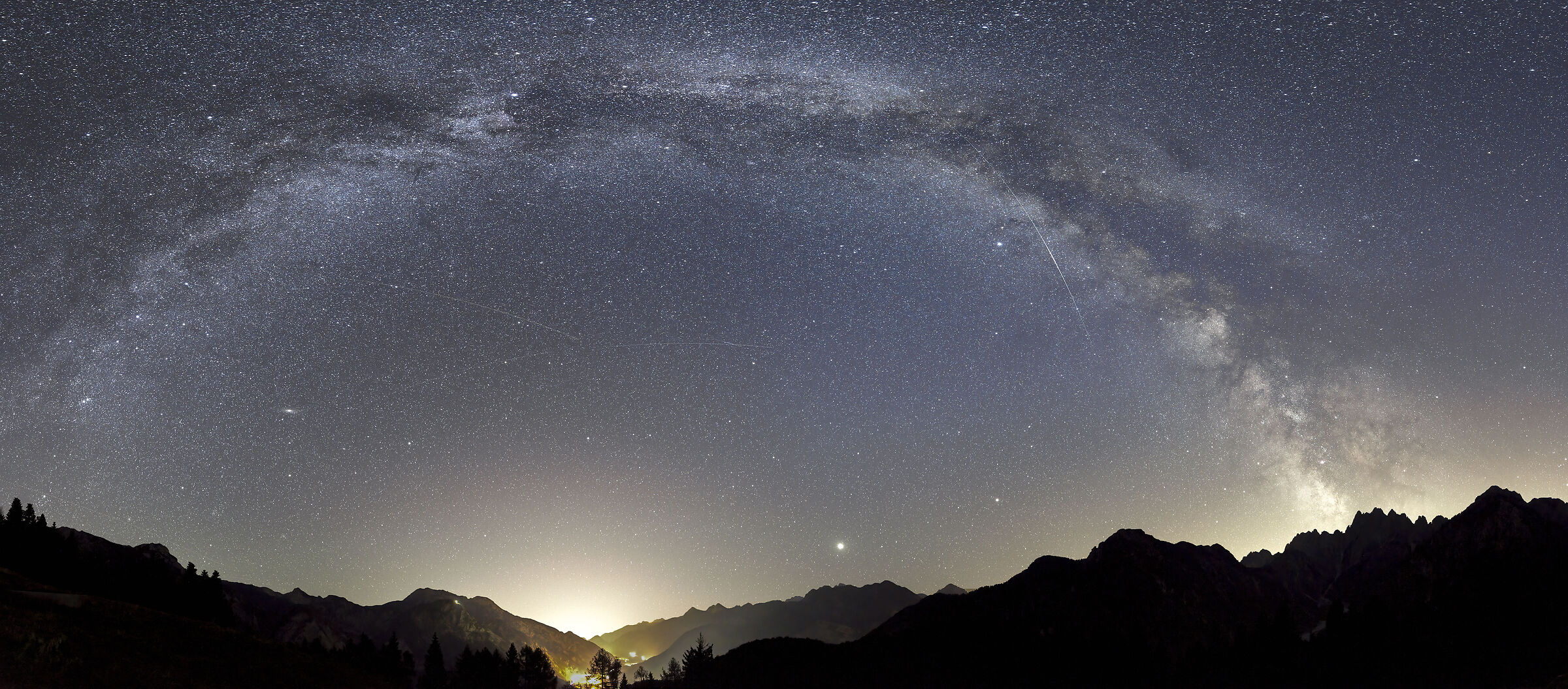 Arco della via lattea sulle alpi Giulie
