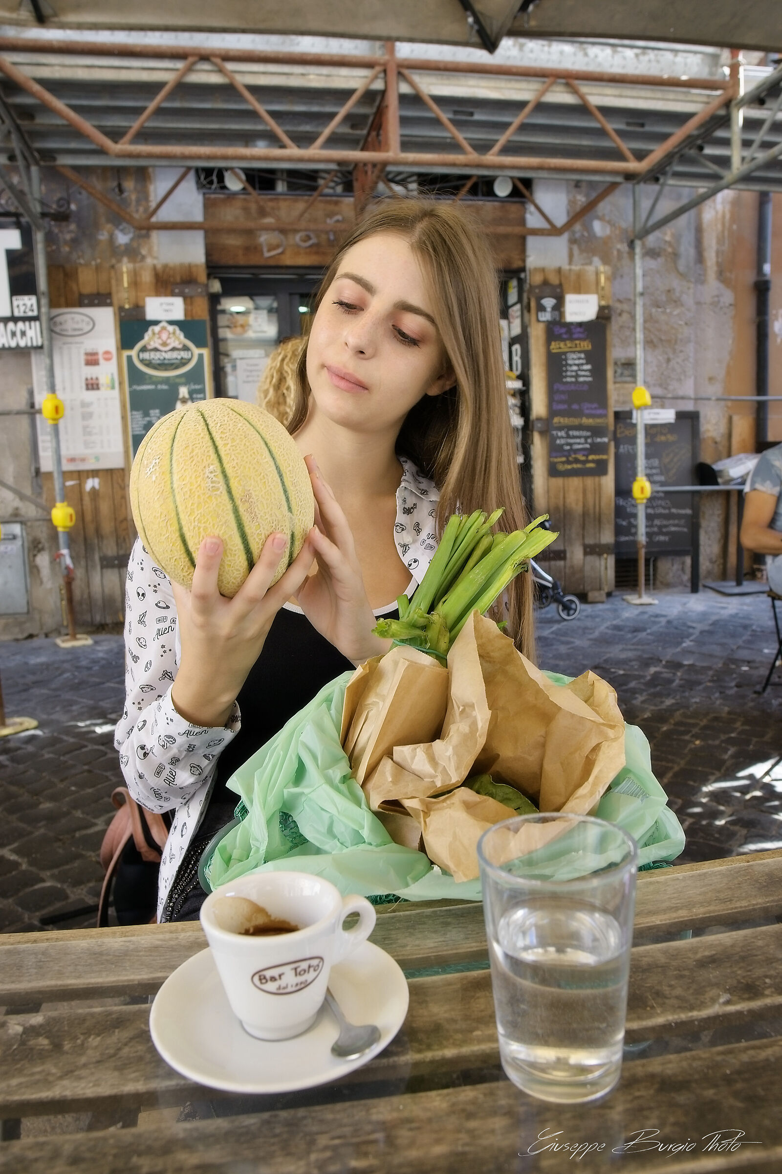 La ragazza che sussurra ai meloni