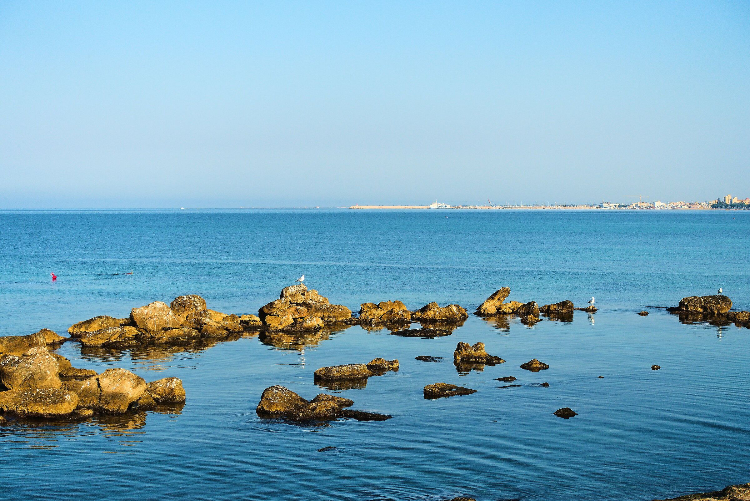 Godendosi il sole mattutino in attesa dei ferragostiani