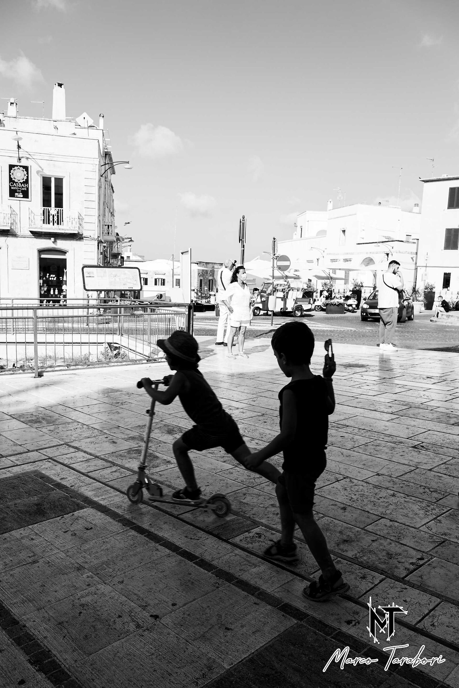 Ostuni Monopattino in silhouette