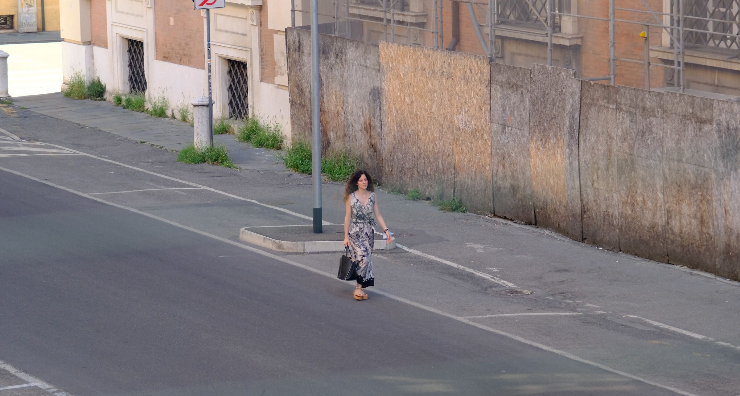 Sola per la strada se ne va...