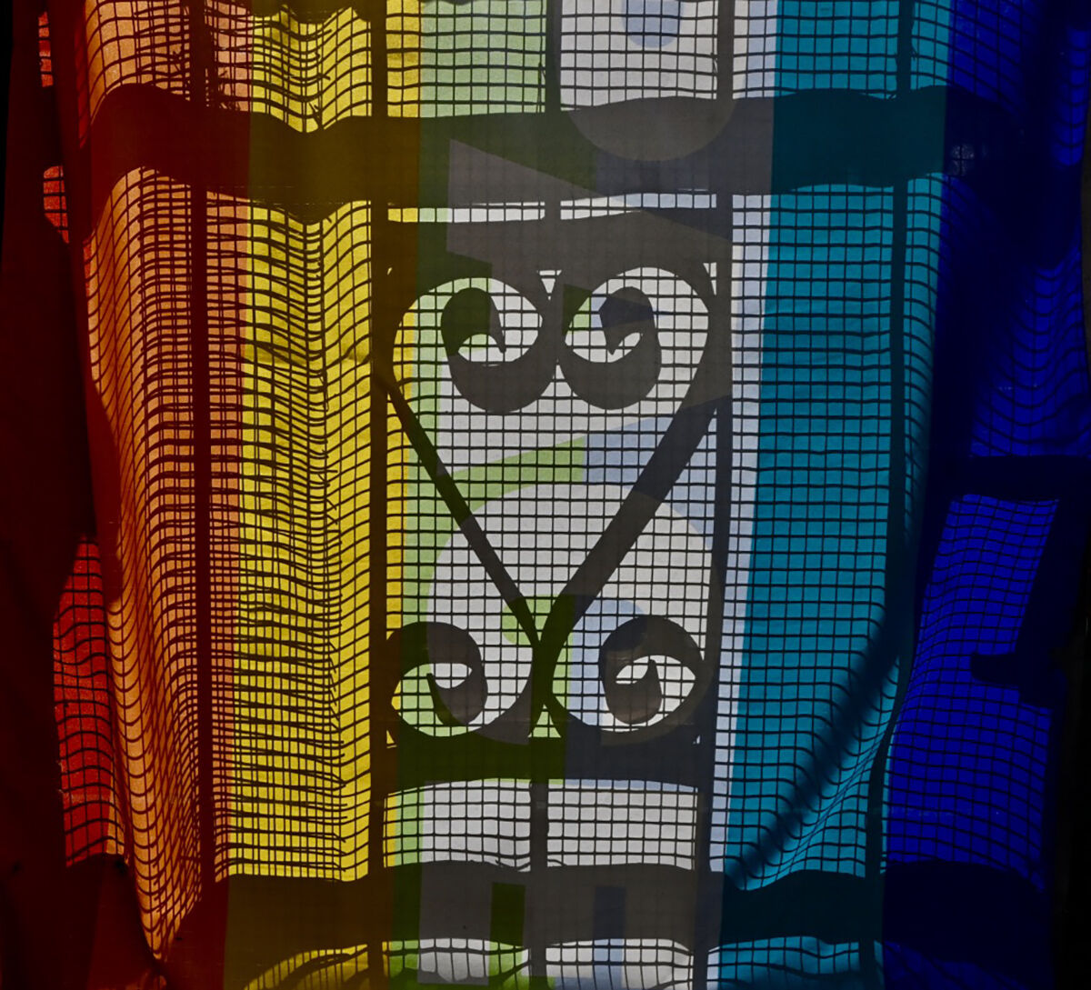 Cancello.... finto islamico su bandiera della Pace