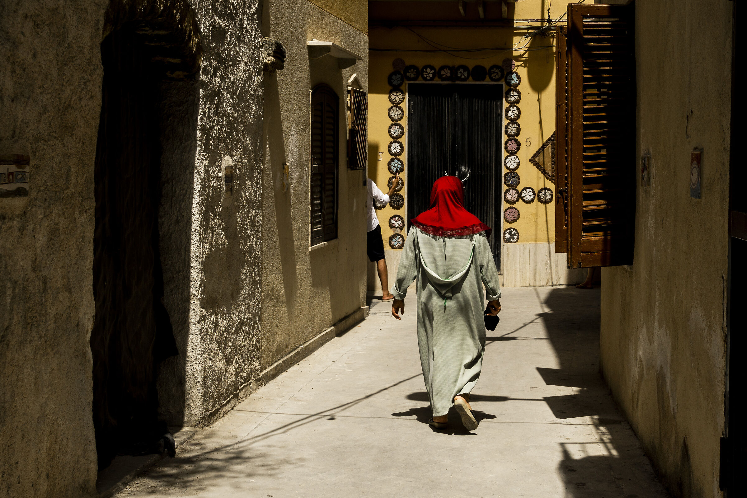 Donna in tunica grigia