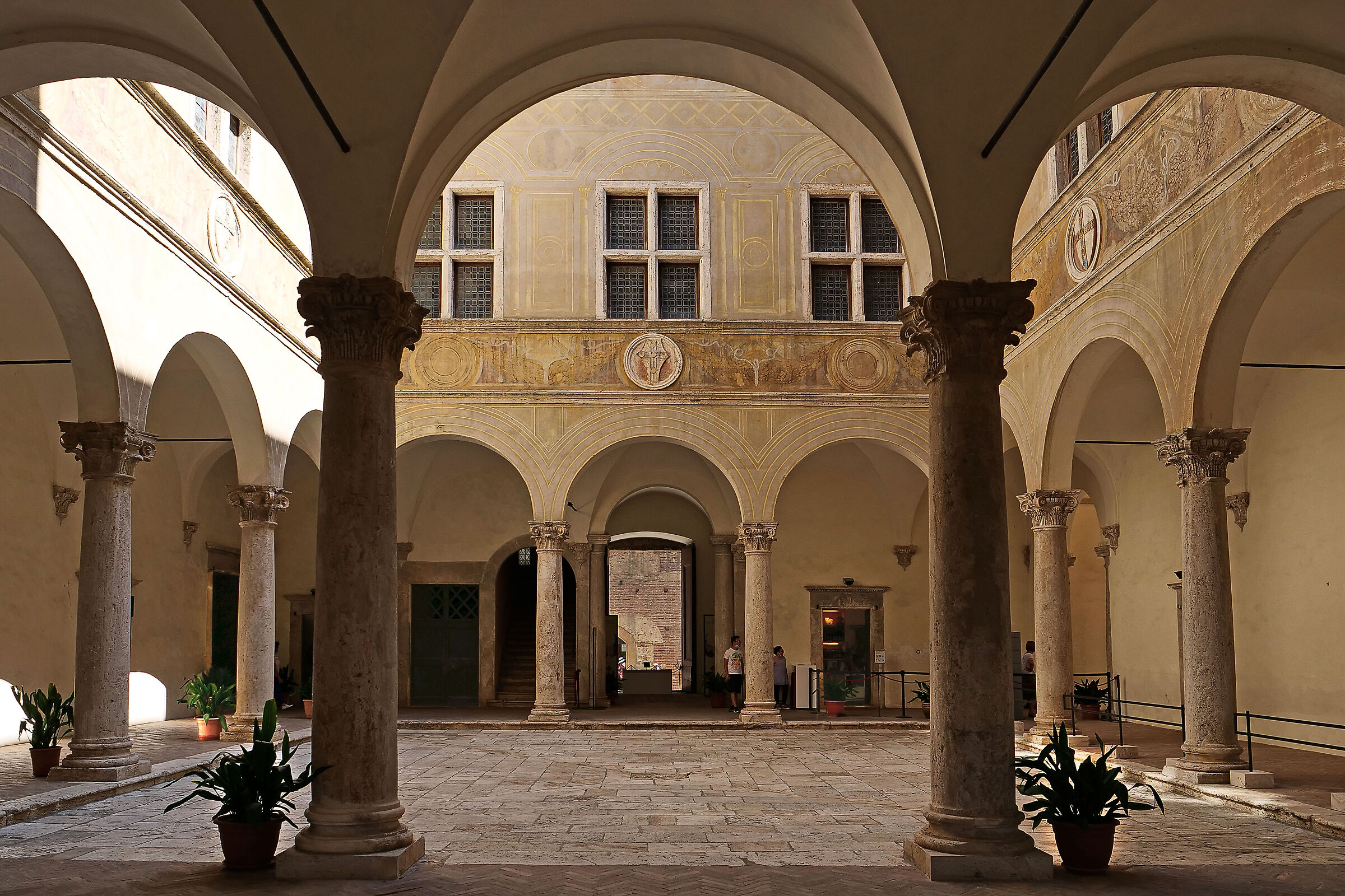 Cortile ingresso Palazzo Piccolomini